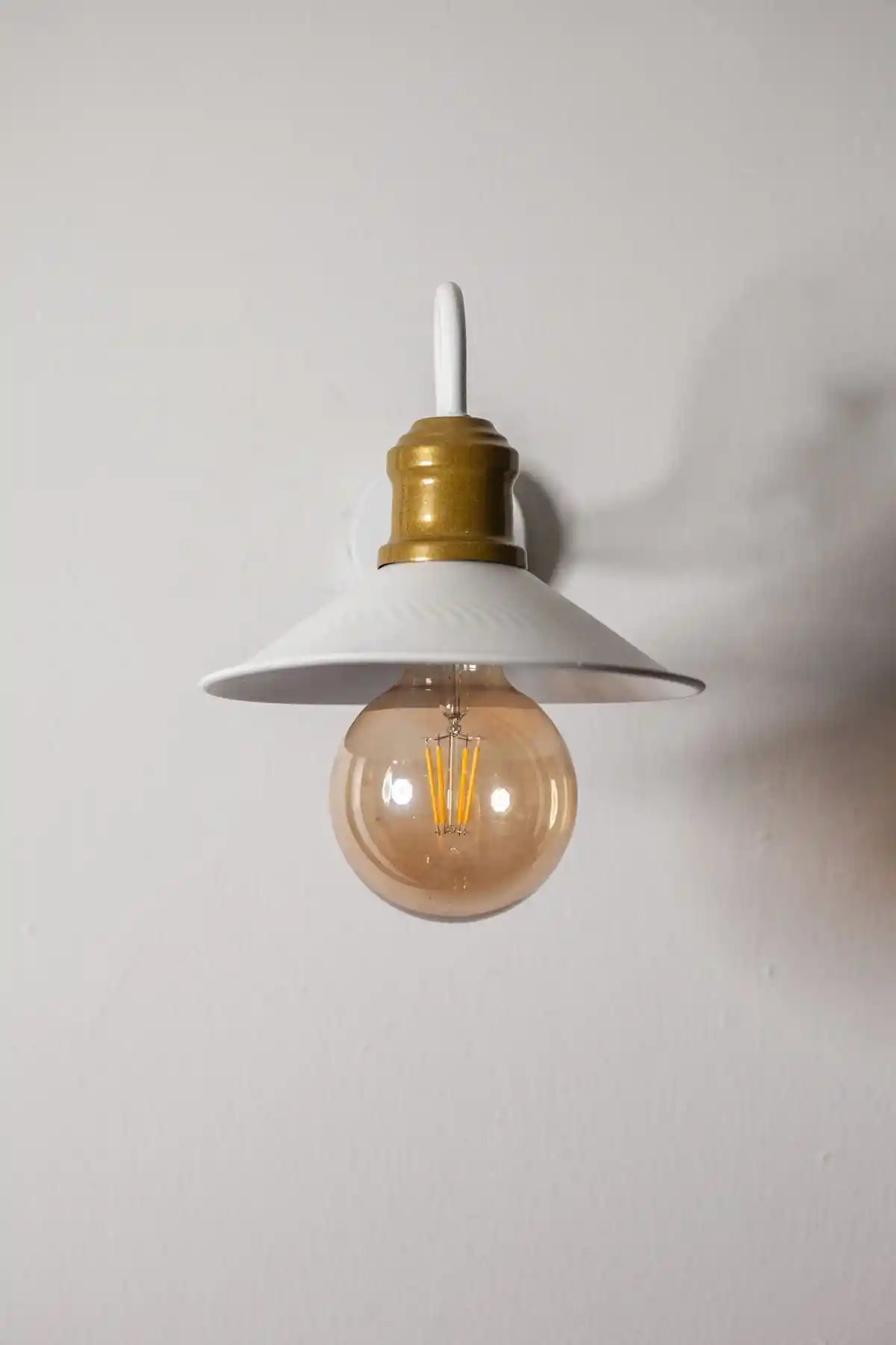 Ömür Avize Retro Beyaz Tekli Aplik: Modern Tasarım ve Nostaljik Dokunuşun Buluşması