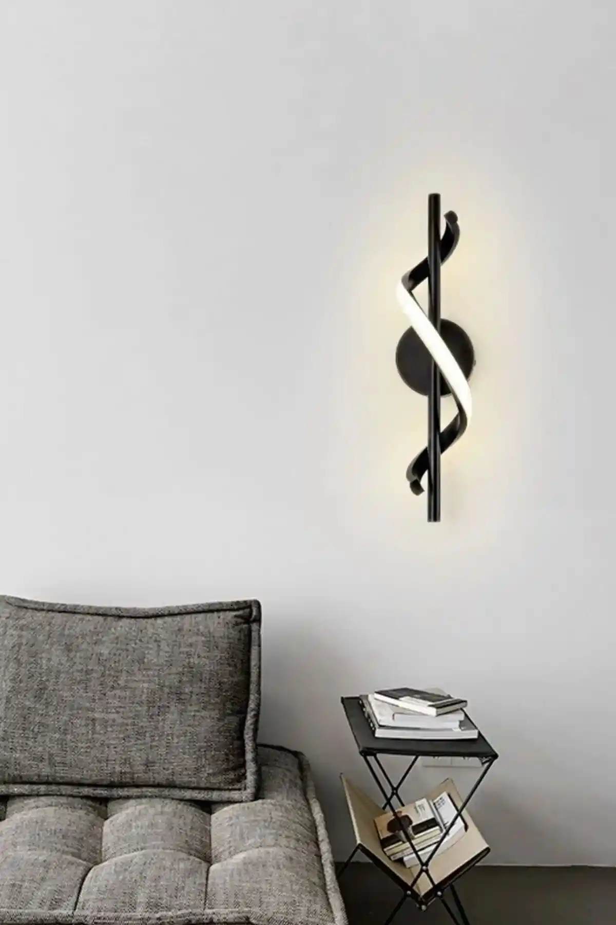 Ömür Siyah Ledli Duvar Aplik: Modern ve Şık Tasarım ile Enerji Tasarruflu Aydınlatma