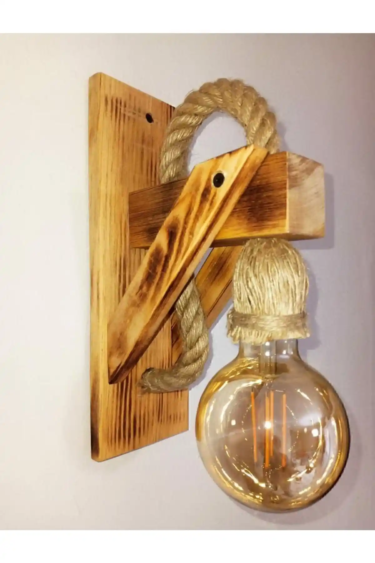 Pagus Aplik Ahşap Duvar Lambası: Doğal ve Rustik Tasarım ile Mekânlara Sıcaklık Katar