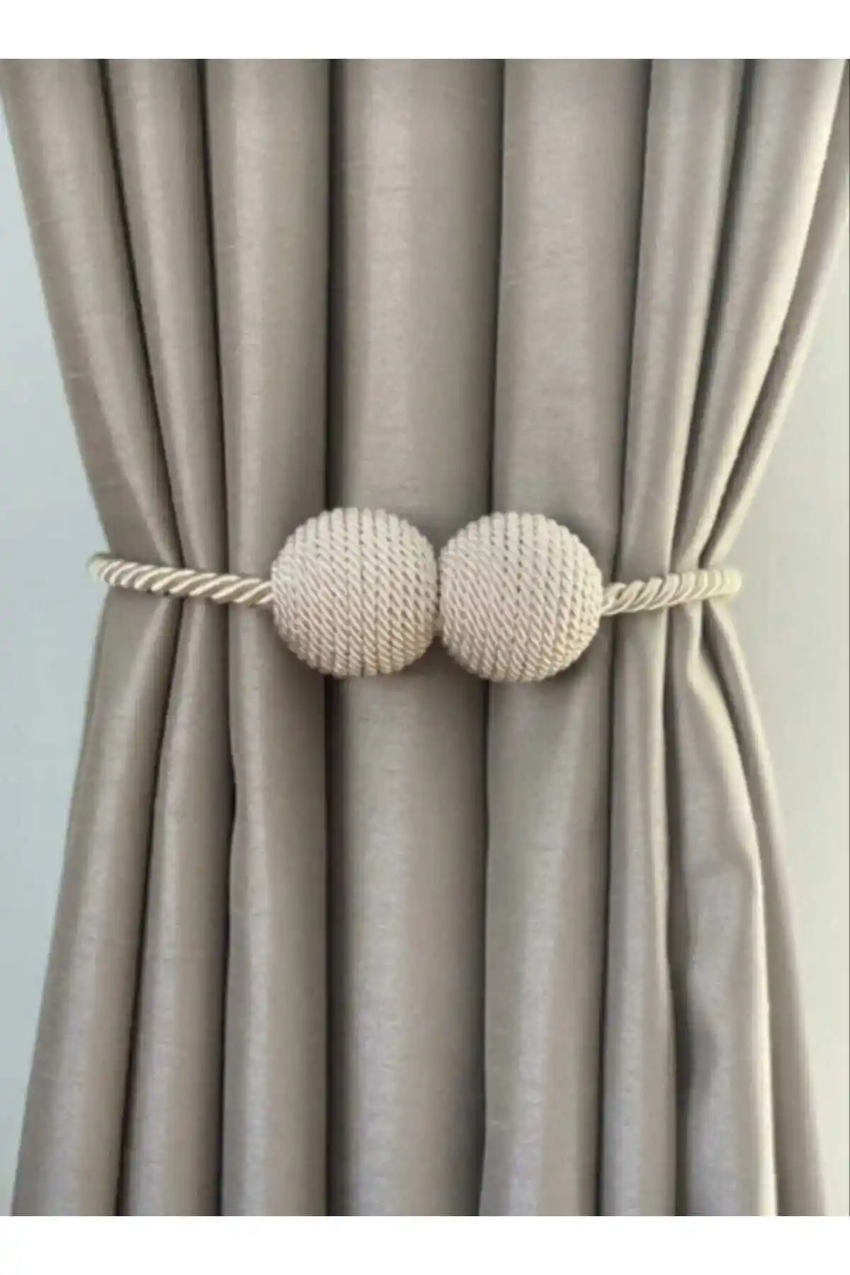 Perde Toplama Aksesuarları Karşılaştırması: Magnis Mıknatıslı ve Seill Yan Bağlama Aparatı