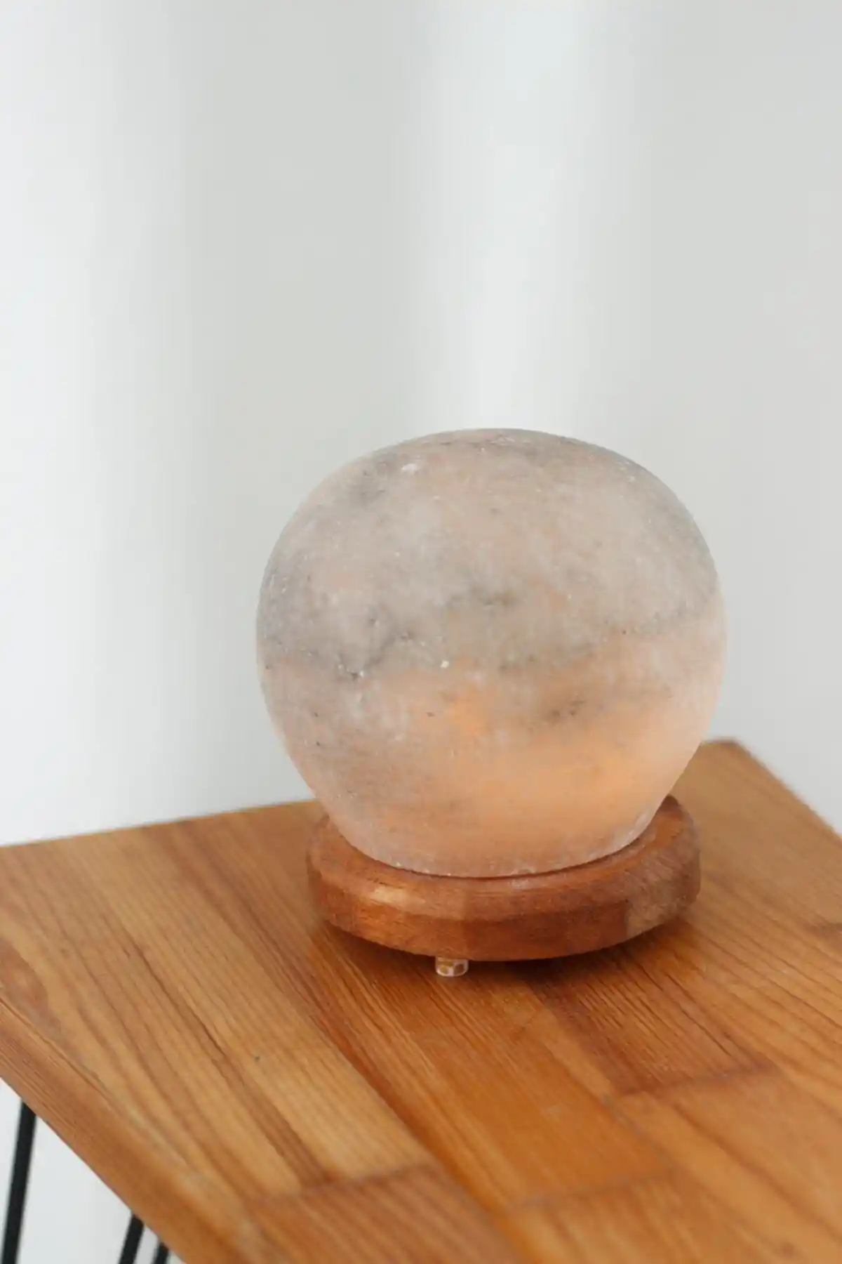 Salt and More Gri Küre Tuz Lambası: Modern Tasarımlı Dekoratif ve Sağlıklı Aydınlatma Çözümü