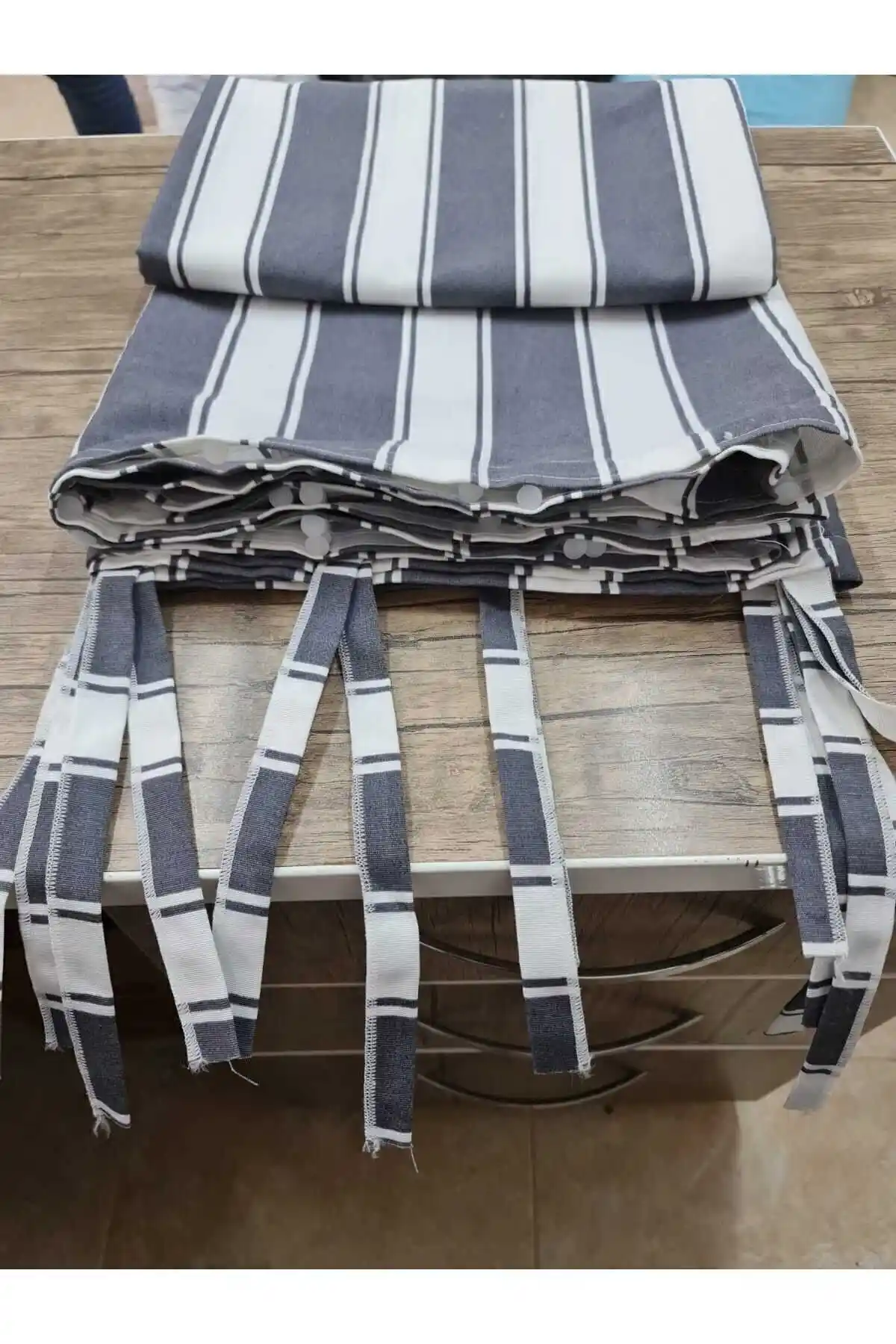 SHY TEKSTİL Lüks Çizgili Balkon Perdesi Gri Beyaz Özel Dikim Branda ile Şıklık ve Fonksiyonellik