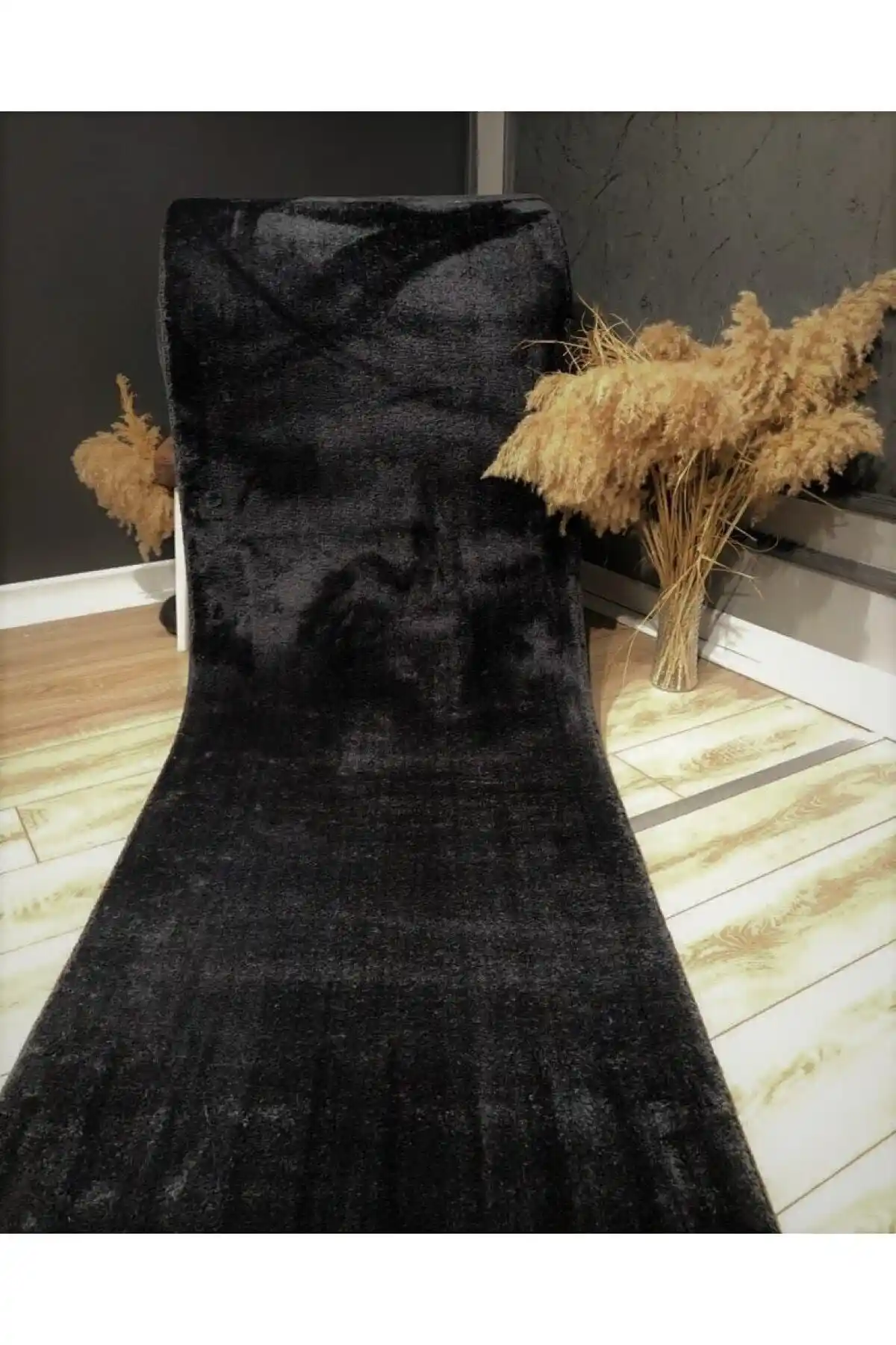 Siyah Peluş Halı Yollukları Karşılaştırması: Sarar ve Valery Home Modelleri