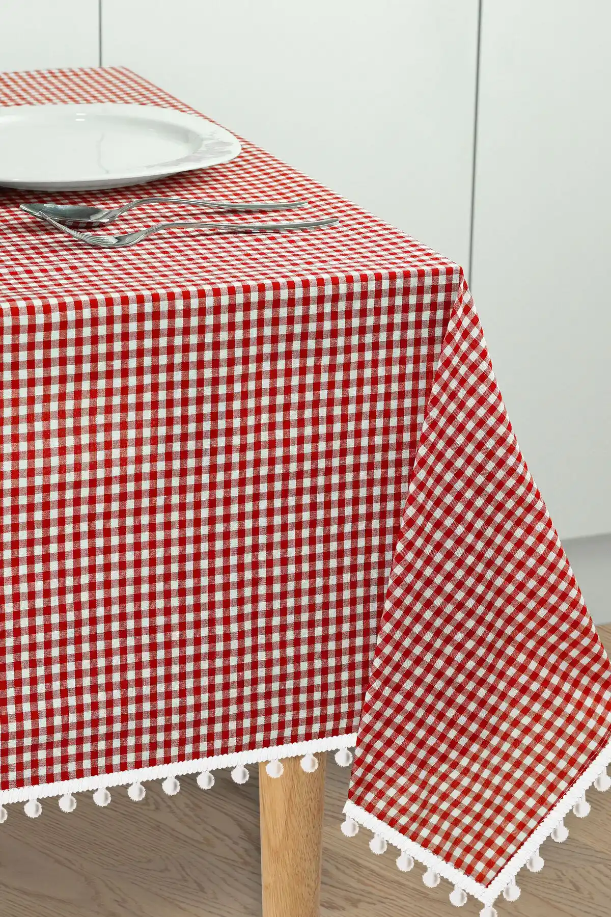 Soft Kare Ponpon Serisi Küçük Kareli Masa Örtüsü Şıklık ve Fonksiyonelliğin Buluşması