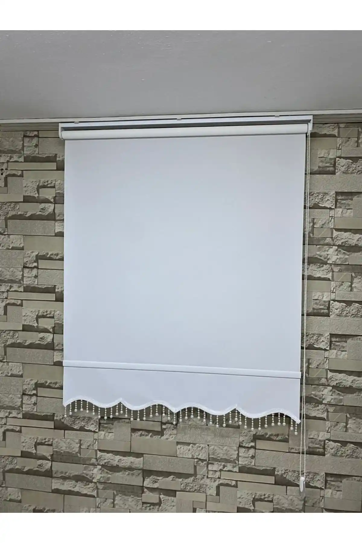 Stor Perde Beyaz Renk Modern Tasarım ve Fonksiyonellik Sunar