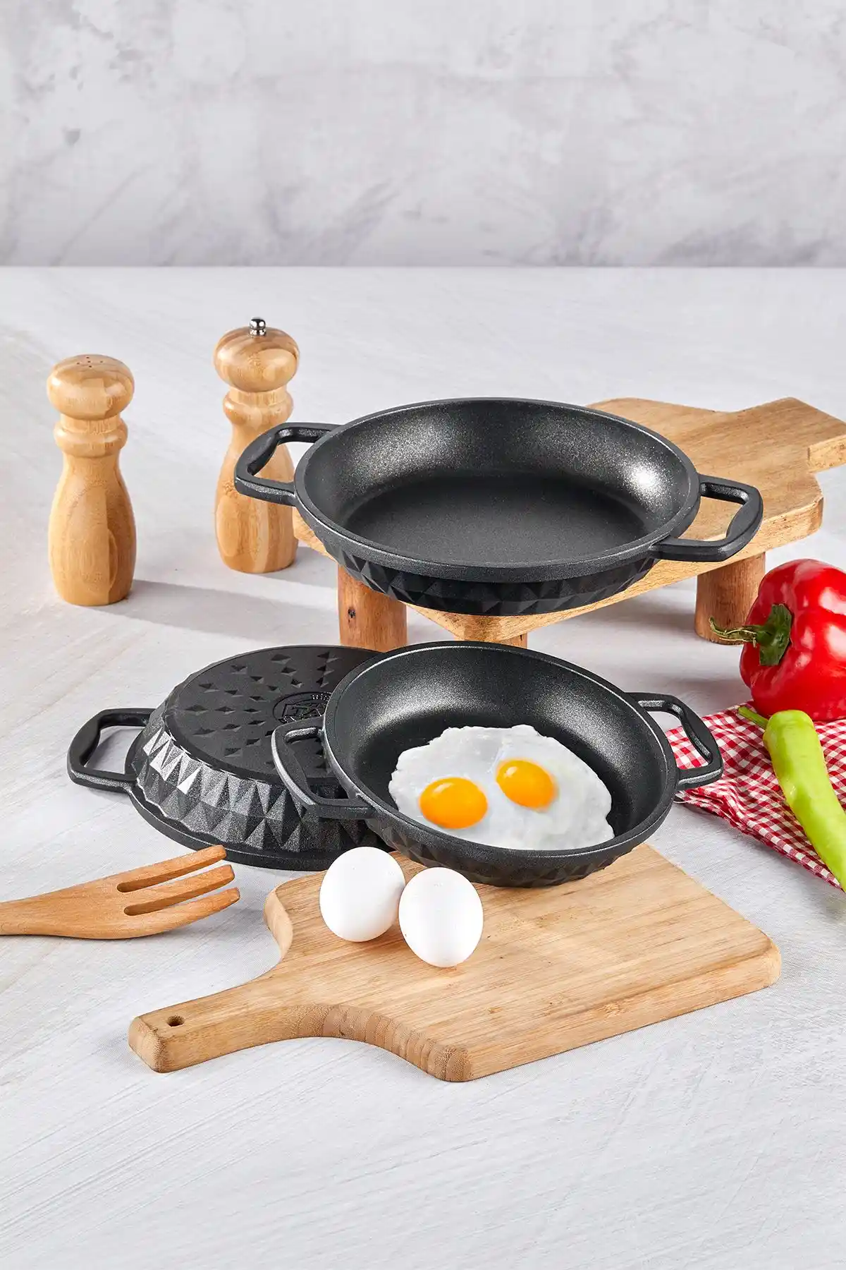 Taç Bella ve Taç Triton 3'lü Döküm ve Tava Setleri Karşılaştırması