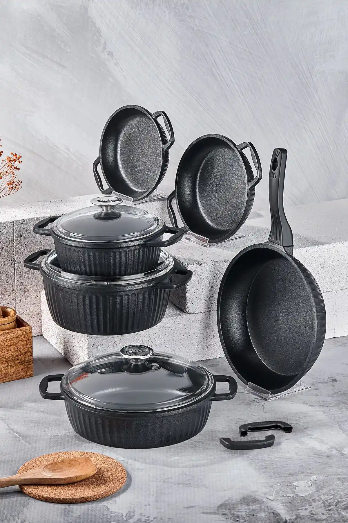 Taç Valeriya Döküm 9 Parça Tencere Seti: Dayanıklı ve Şık Mutfak Gereçleri