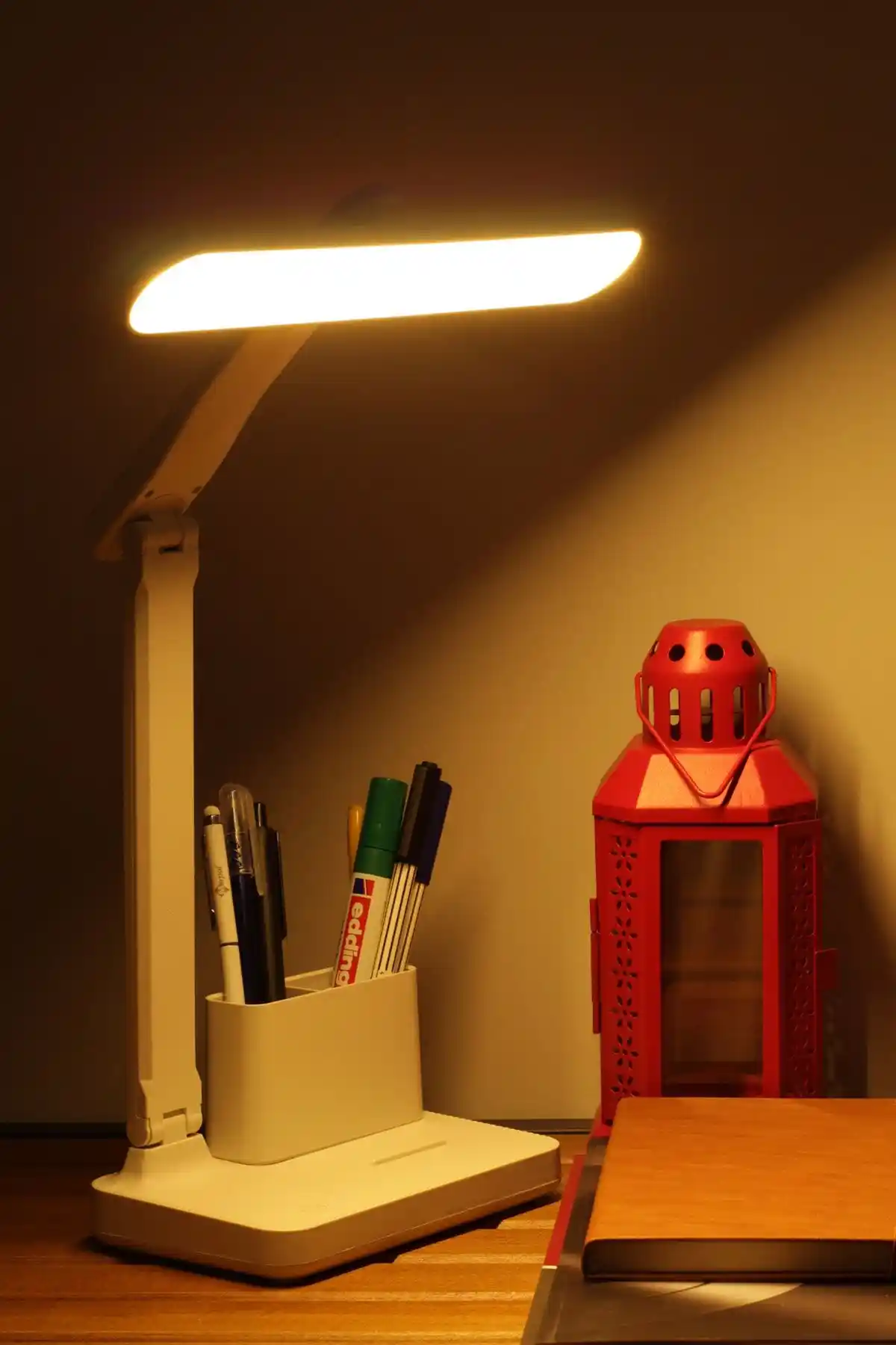 Telvesse Şarjlı Masa Lambası Modern Tasarım ve Çok Fonksiyonlu Aydınlatma Çözümü