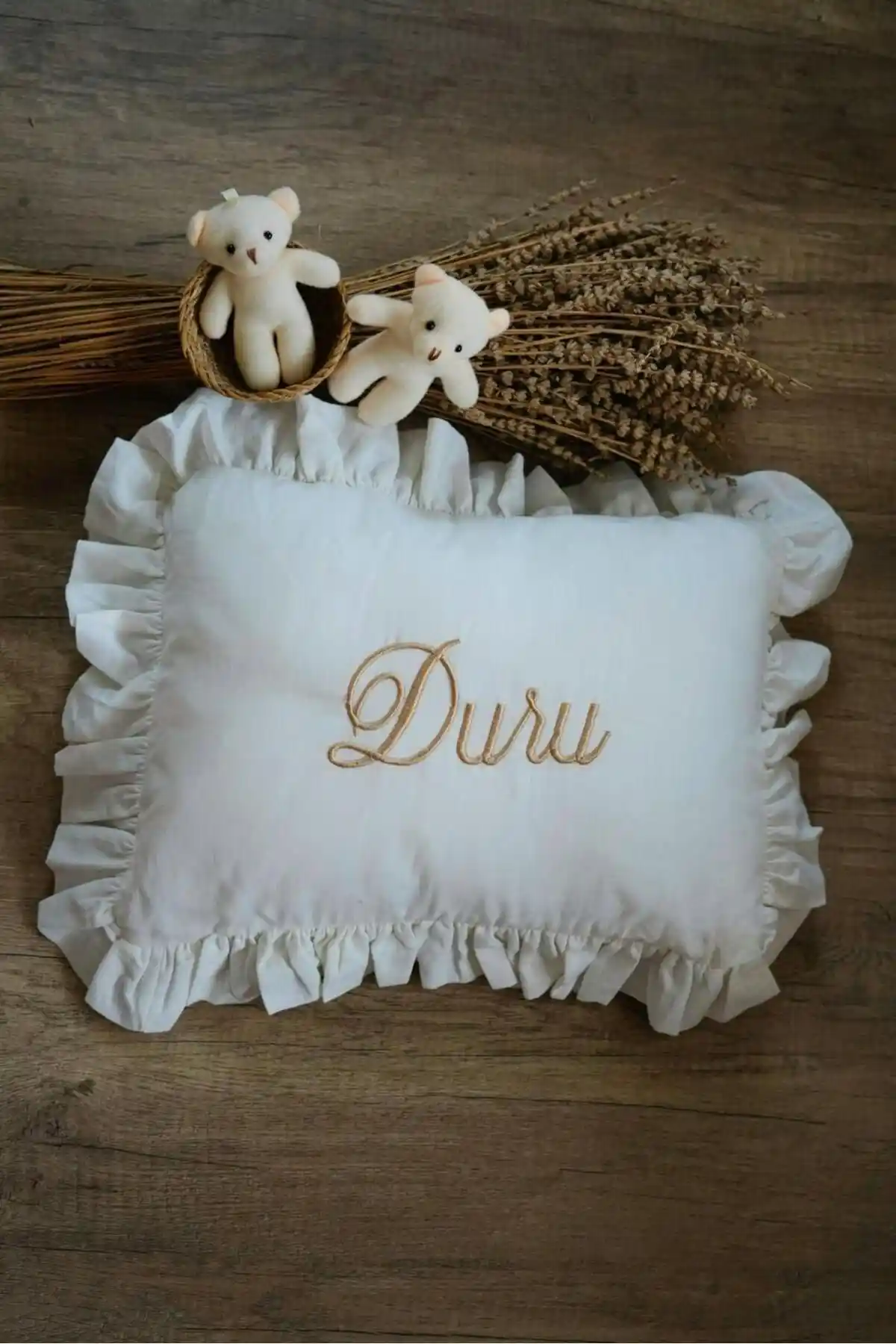 TinyKiddesign Nakışlı Müslin Fırfırlı Takı Yastığı Bebekler İçin Güvenli ve Şık Tasarım