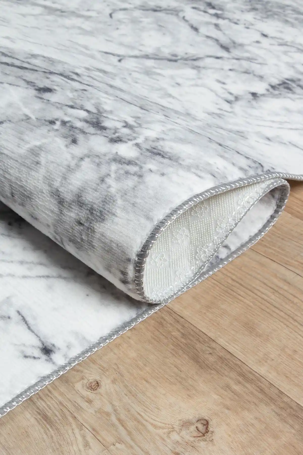 Valery Home ve Viva Weaver's Kaymaz Tabanlı Halı Yolluk Karşılaştırması