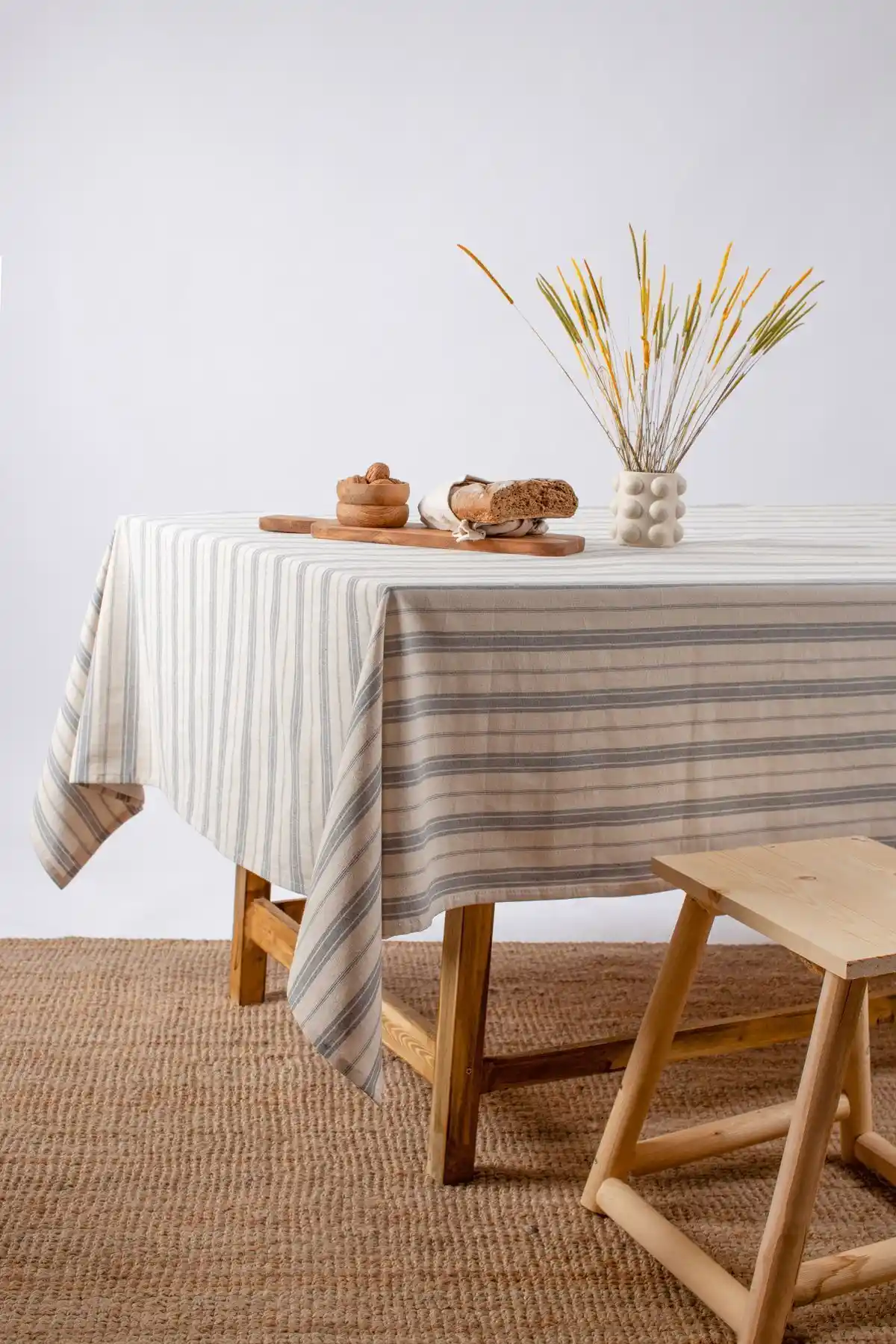 Wellstil Bohem Gri Çizgili Keten Masa Örtüsü: Dayanıklı ve Şık Tasarım
