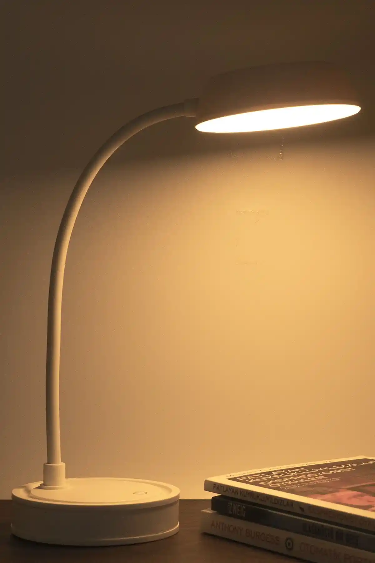 Wlue Şarjlı Dokunmatik LED Çalışma ve Okuma Lambası Modern Tasarım ve Çok Fonksiyonlu Kullanım