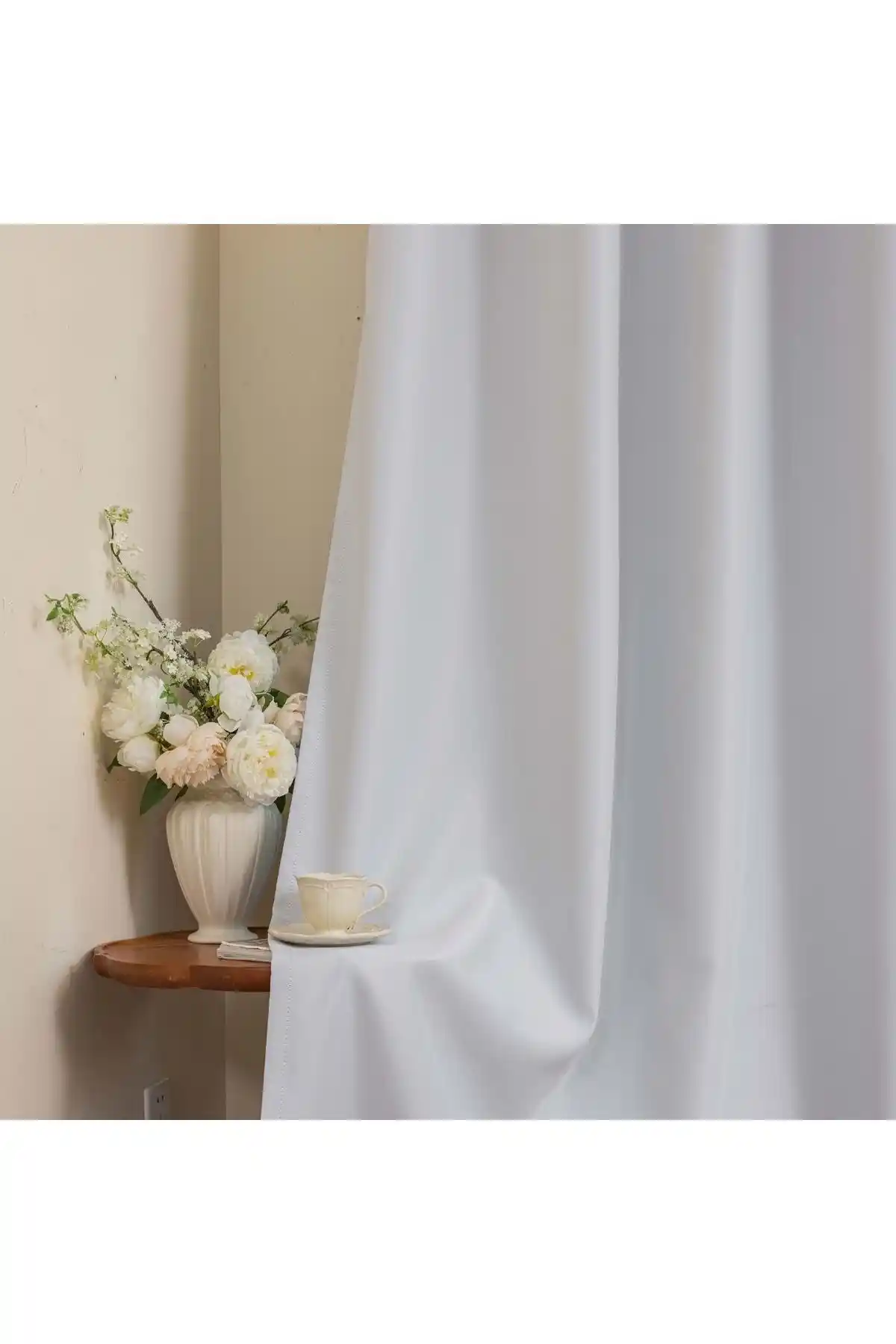 Yağmur Zebra Beyaz Satén Güneşlik Perde: Şık ve Fonksiyonel İç Mekan Perde Çözümü