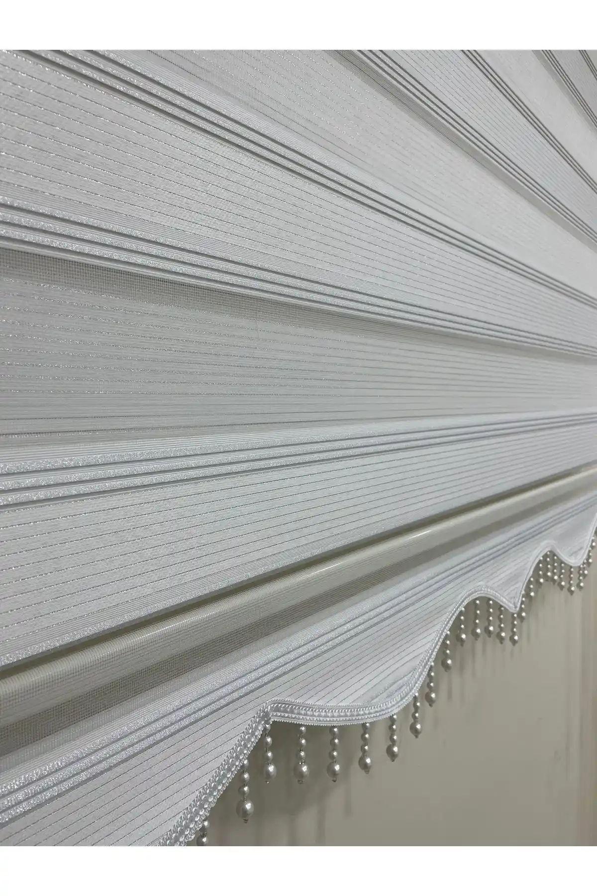 Yağmur Zebra Beyaz Sim Detaylı Boncuklu Zebra Stor Perde: Şık ve Fonksiyonel Tasarım