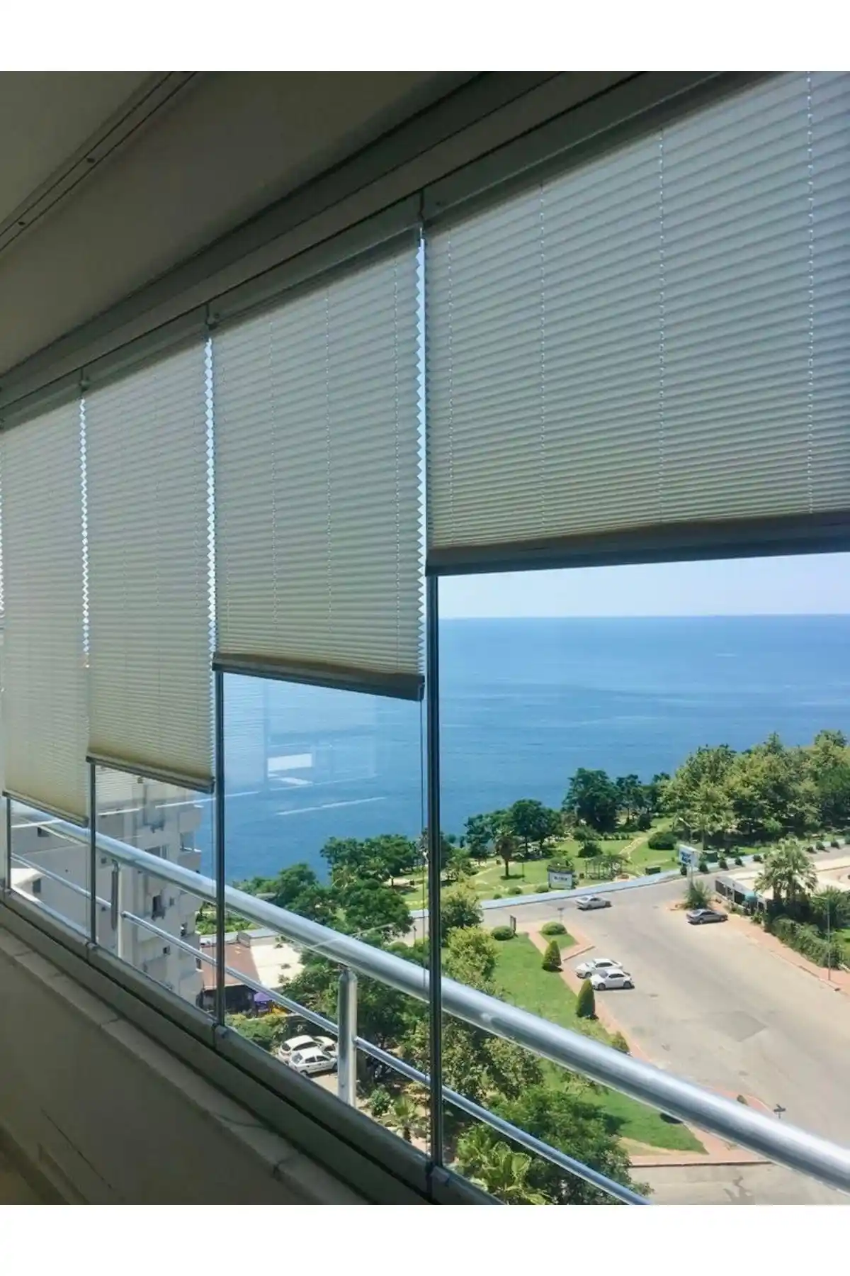 Yağmur Zebra Katlanabilir Cam Balkon Perdesi: Modern ve Dayanıklı Tasarım Çözümü