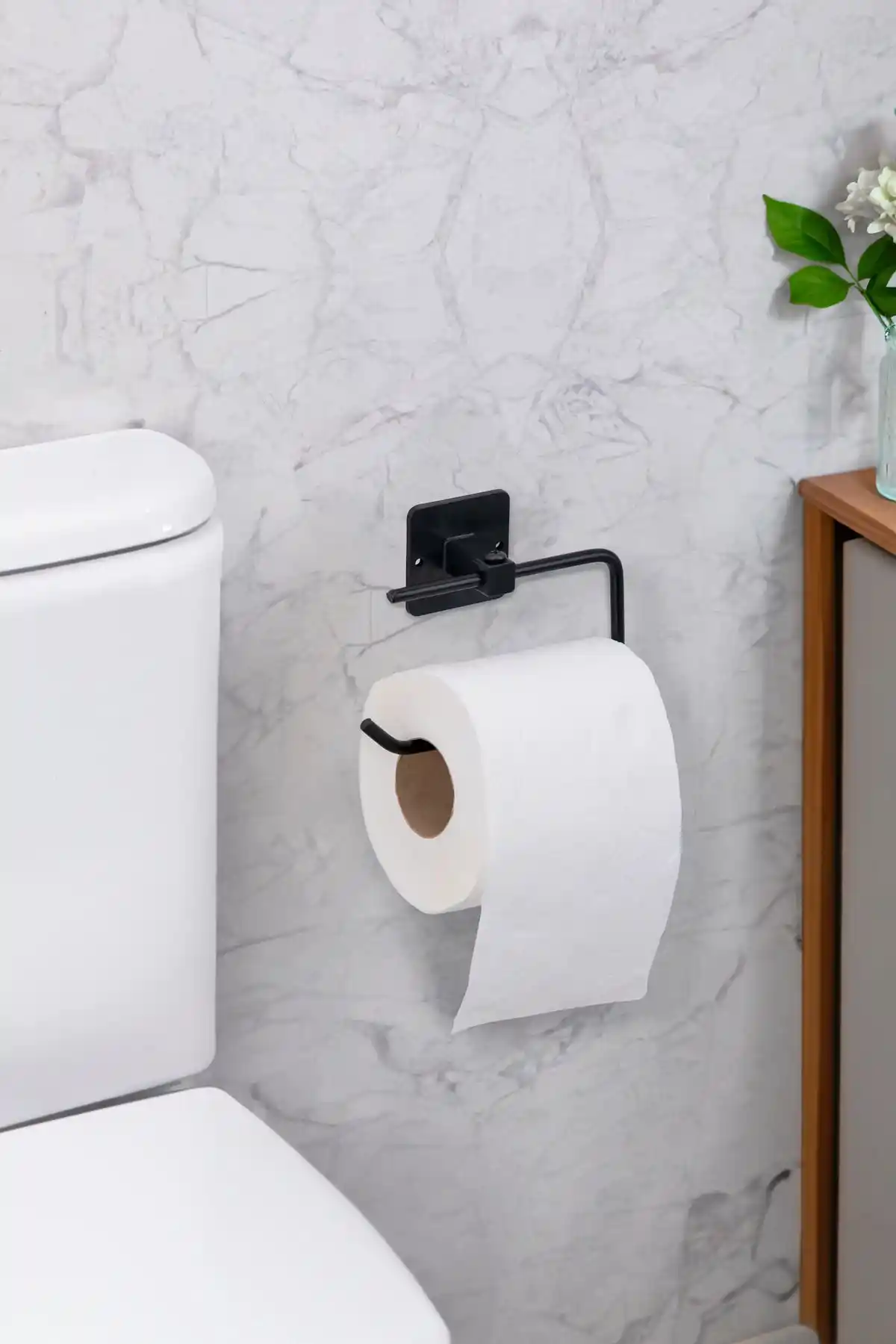 Yapışkanlı WC Kağıtlık ve Askı Siyah Mat Boya ile Modern Banyo Dekoru