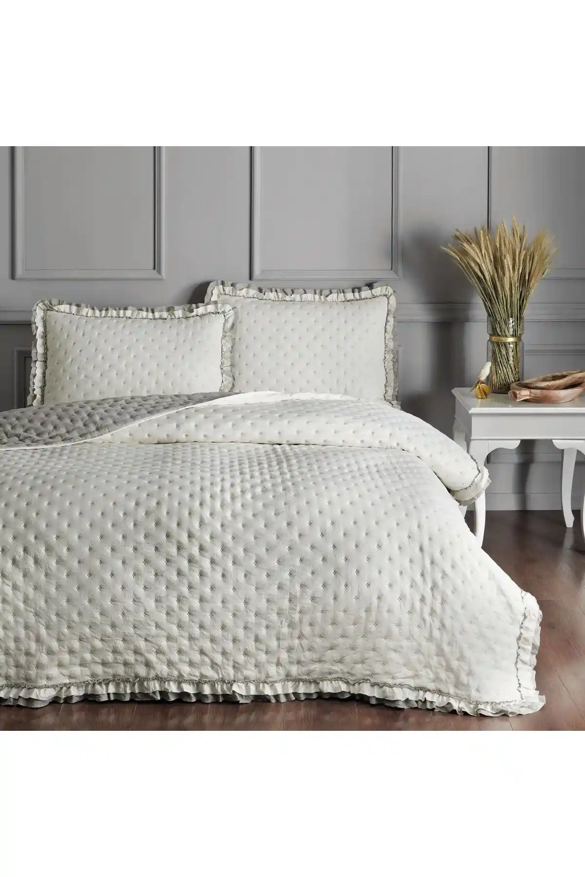 Yatak Örtüsü Karşılaştırması: Linens Scarlett ve Zebra Casa Lima Modelleri