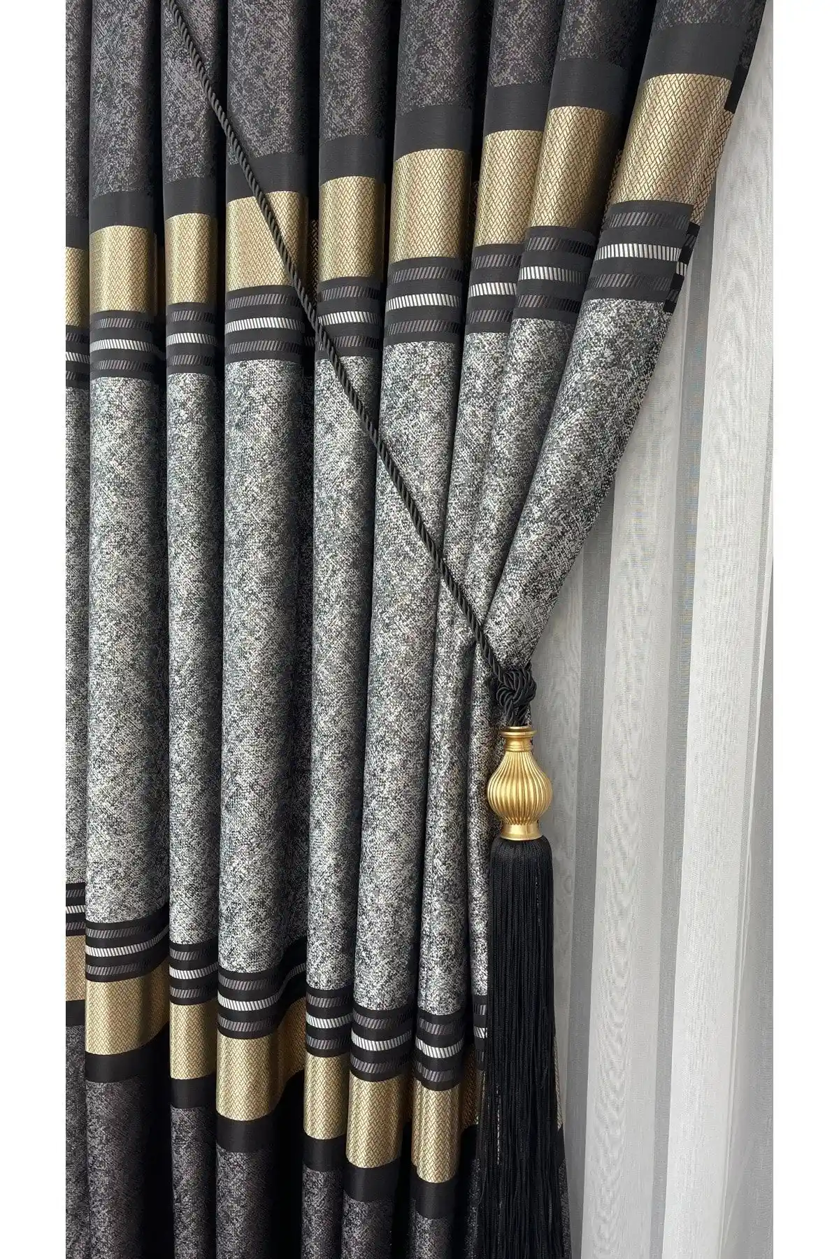 Yuka Pano Fon Perde Siyah ve Çizgili Desenlerle Modern İç Mekan Dekorasyonu İçin Uygun