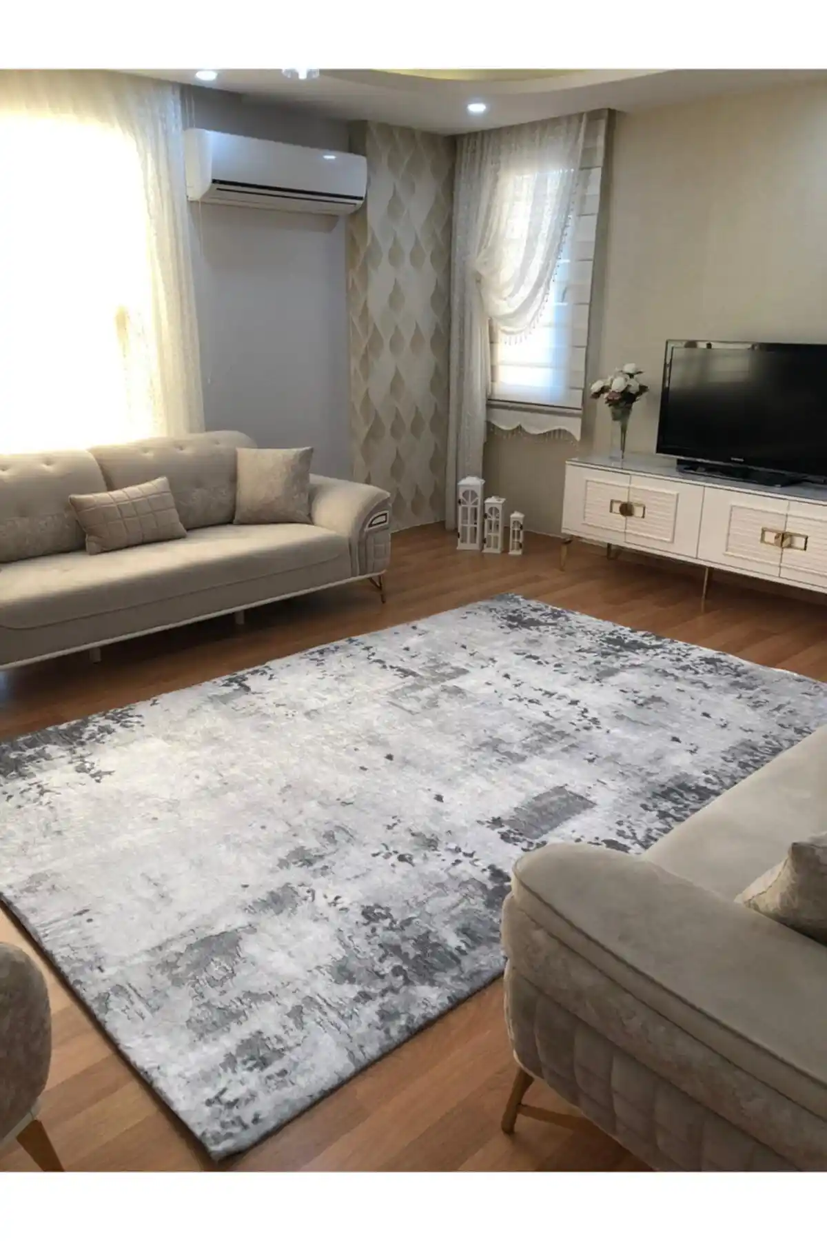 Zirvetedarik Kadife Kumaş Lastikli Halı Örtüsü: Estetik ve Fonksiyonelliğin Birleşimi
