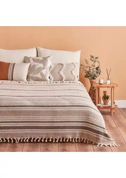 Bella Maison ve English Home Yatak Örtüsü Karşılaştırması: Tasarım, Kalite ve Fiyat Analizi