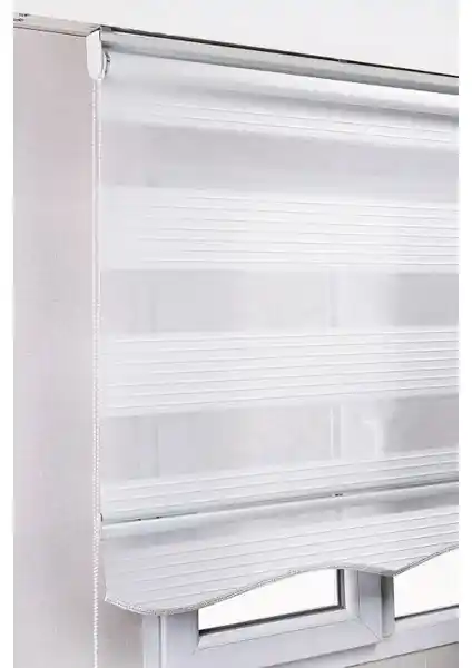 Perde Seçiminde Karşılaştırma: Brillant Etekli Beyaz ve Siyah Pileli Zebra Stor Perde