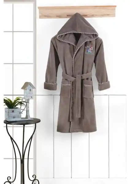 Bambu Bornoz Karşılaştırması: Nakışlı Garson ve Şal Yaka Modelleri Hakkında Detaylar