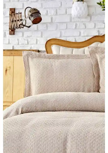 Karaca Home Stella ve Madame Coco Maryon Yatak Örtüsü Karşılaştırması