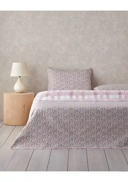 Yatak Örtüsü Karşılaştırması: English Home Blushing Blooms ve Özdilek Valioso Setleri
