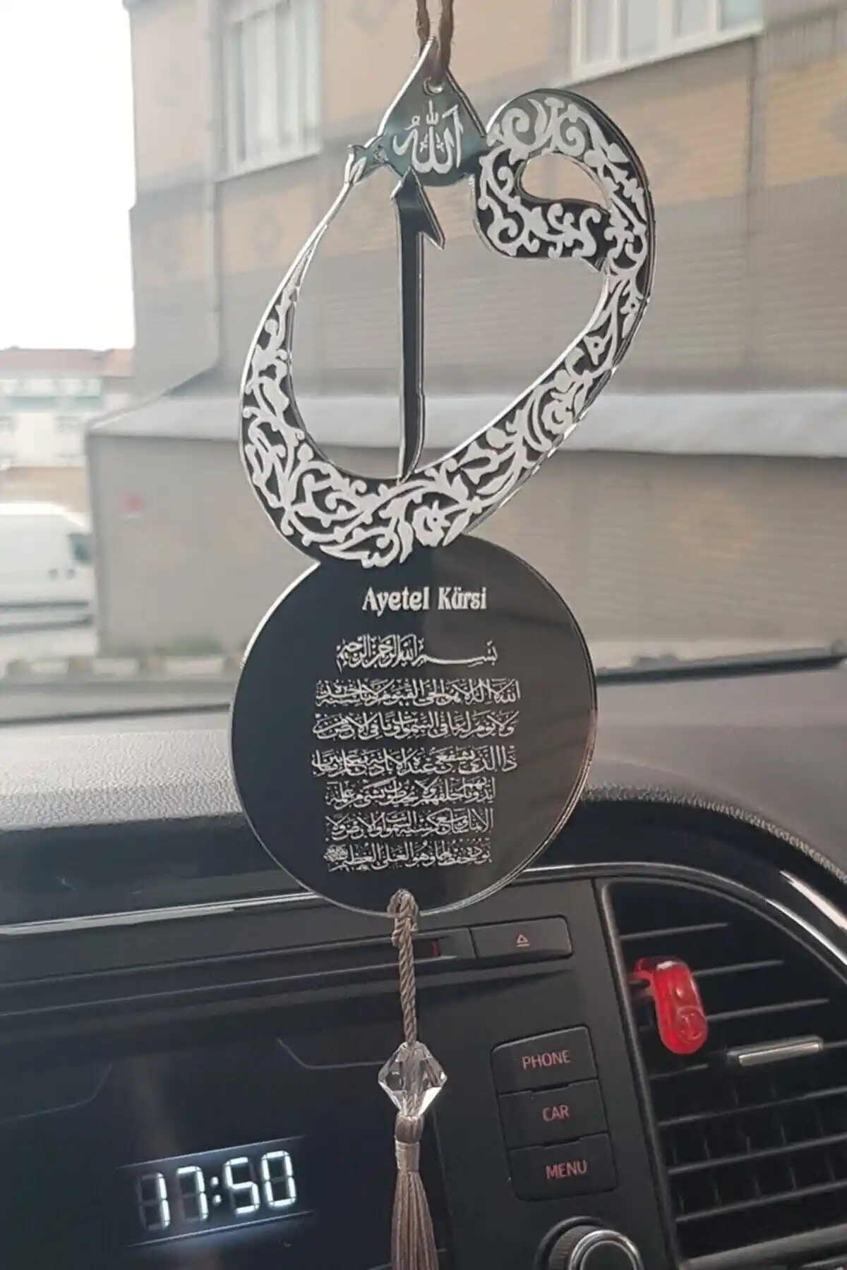 Aker Hediyelik Çift Taraflı Pleksi Araba Süsü: Estetik ve Manevi Değer Katan Dekorasyon Seçeneği