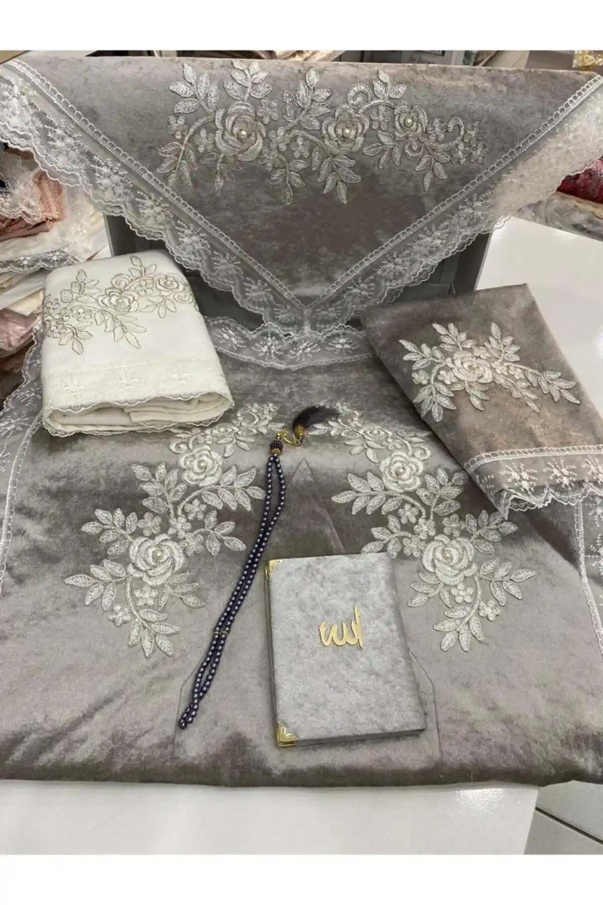 Aksuhome Kadife Seccade Takımı: Şık ve Konforlu Tasarım ile İbadetlerinizi Zenginleştirin