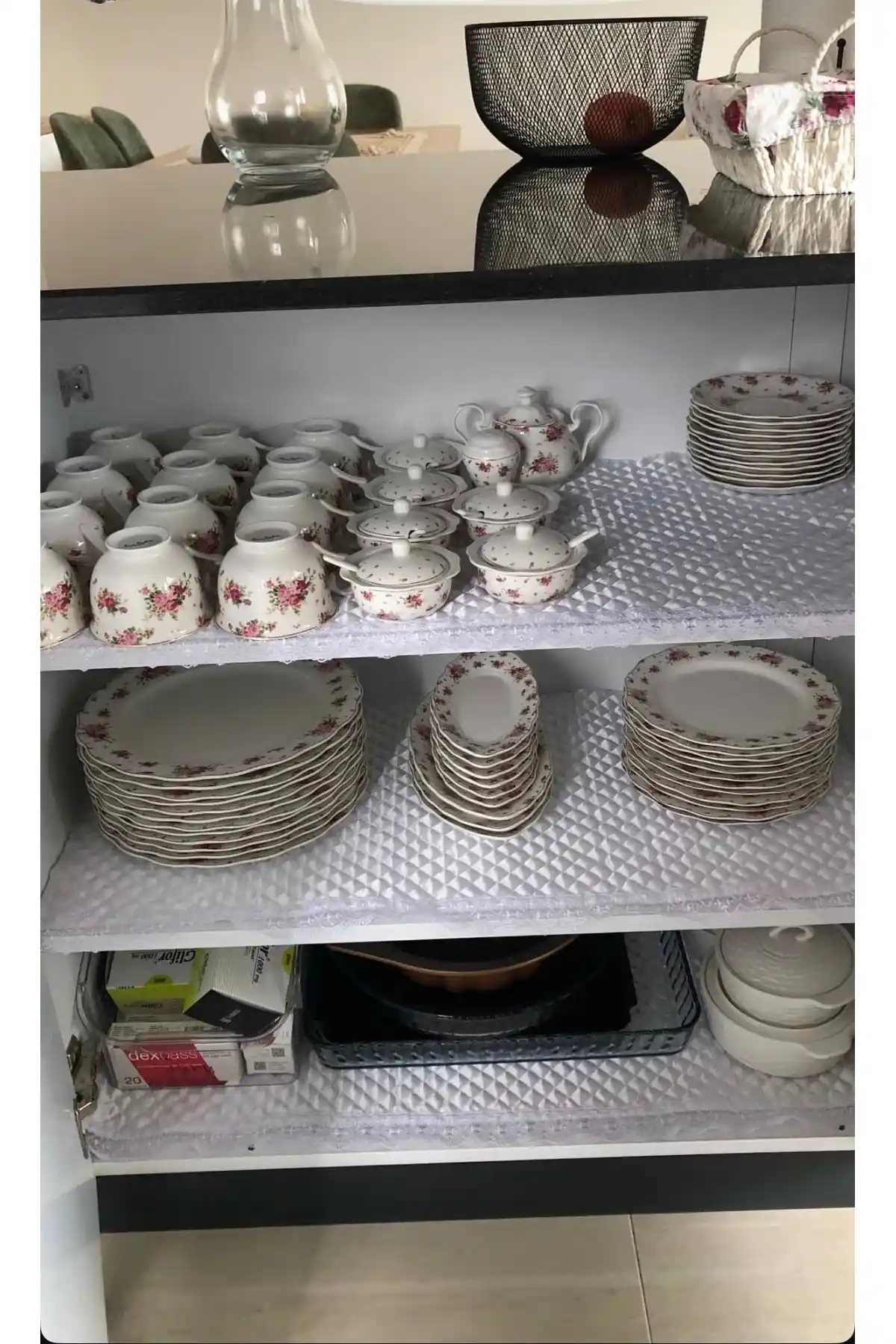 Alper Başhelvacı Beyaz Fransız Güpürlü Saten Kapitone Raf Örtüsü: Şıklık ve Fonksiyonellik