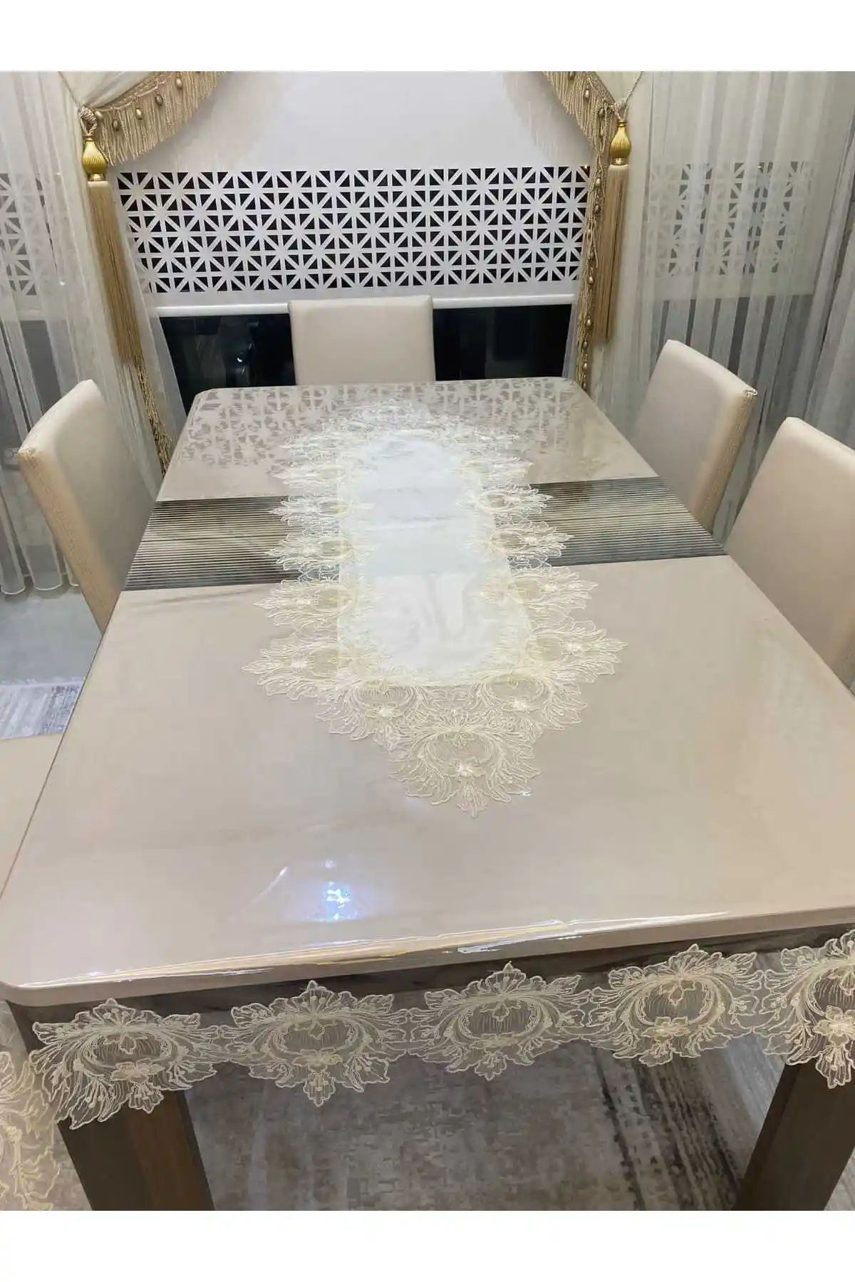 Altın Çeyiz Tekstil'in Çınarlı Runner'lı Şeffaf PVC Masa Örtüsü Modern ve Dayanıklı Tasarımıyla Şıklık Sunar