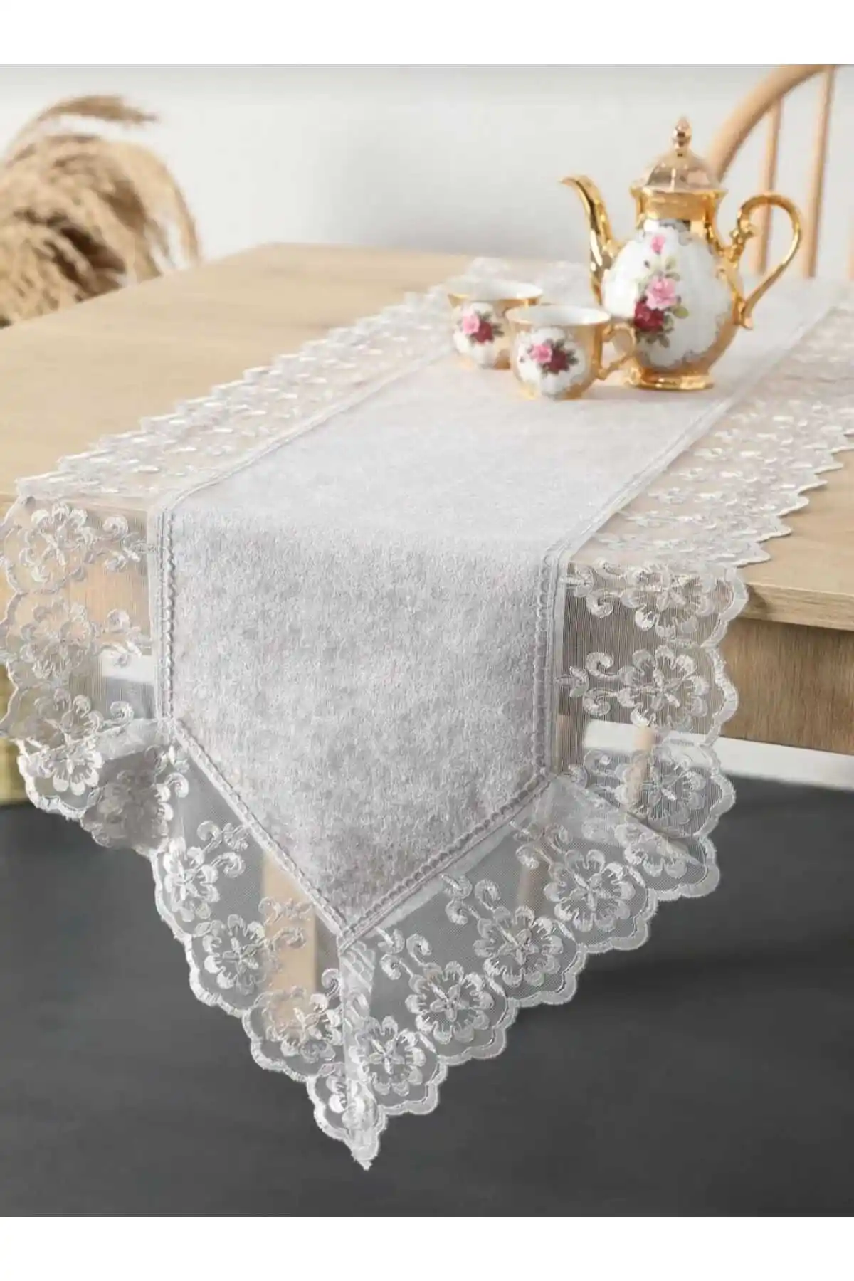 Bursa Çeyiz Güpürlü Kadife Runner: Şık ve Dayanıklı Masa Dekorasyonu İçin Uygun