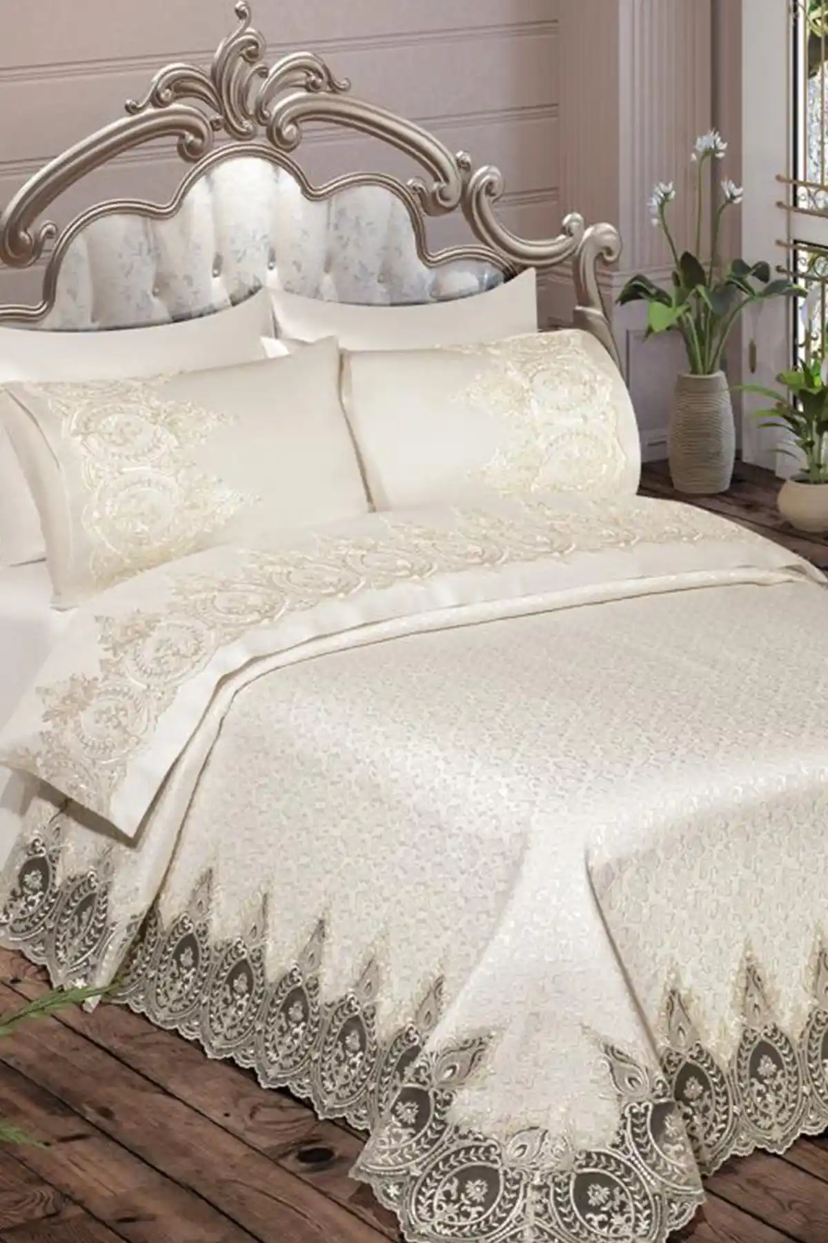 Çeyiz Diyarı Krem İlayda Fransız Güpürlü Brokar Pike Takımı: Şıklık ve Konfor Sunan Yatak Örtüsü