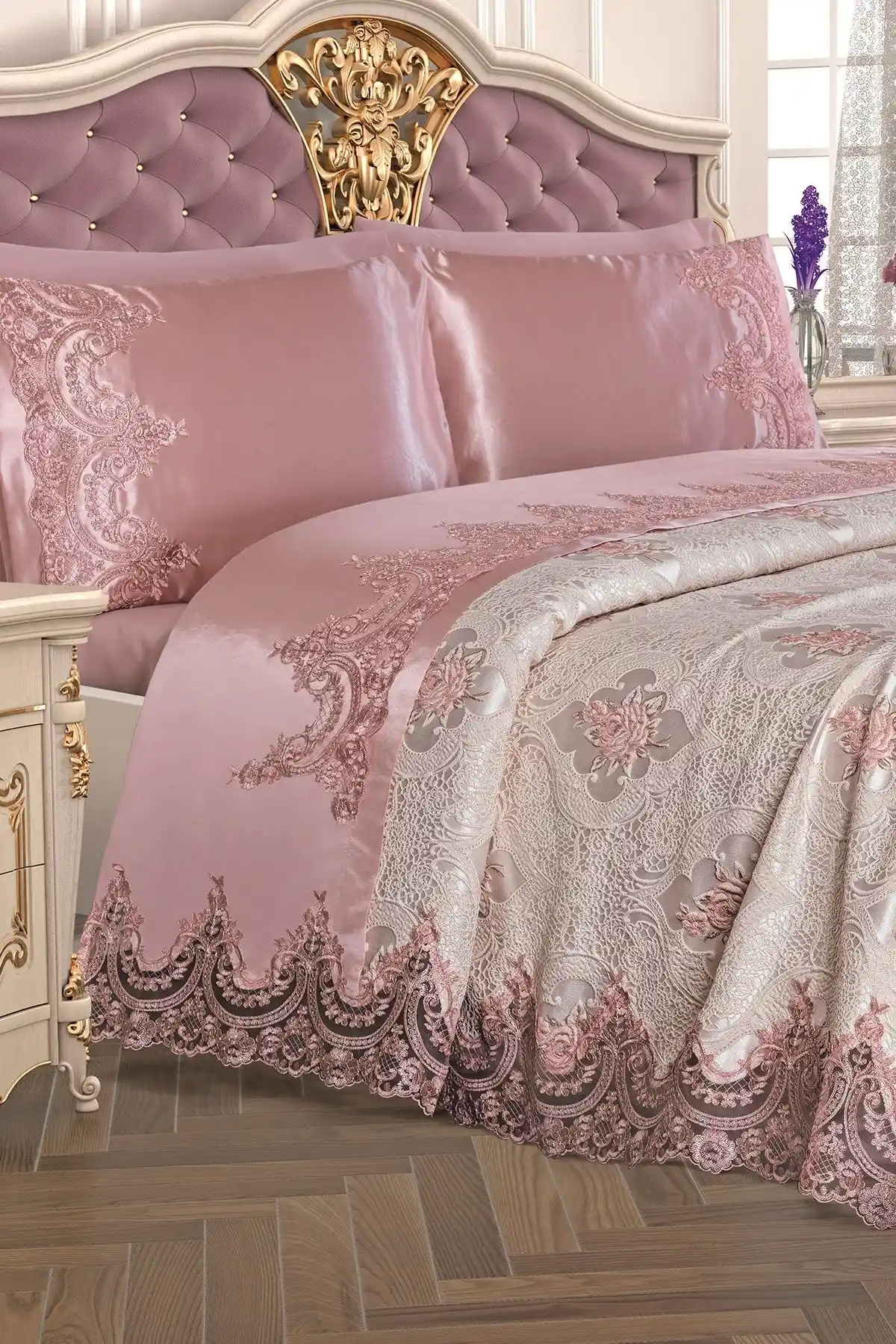 Çeyiz Diyarı Pudra Fransız Güpürlü Eylül Pike Takımı: Şıklık ve Konforun Birleşimi