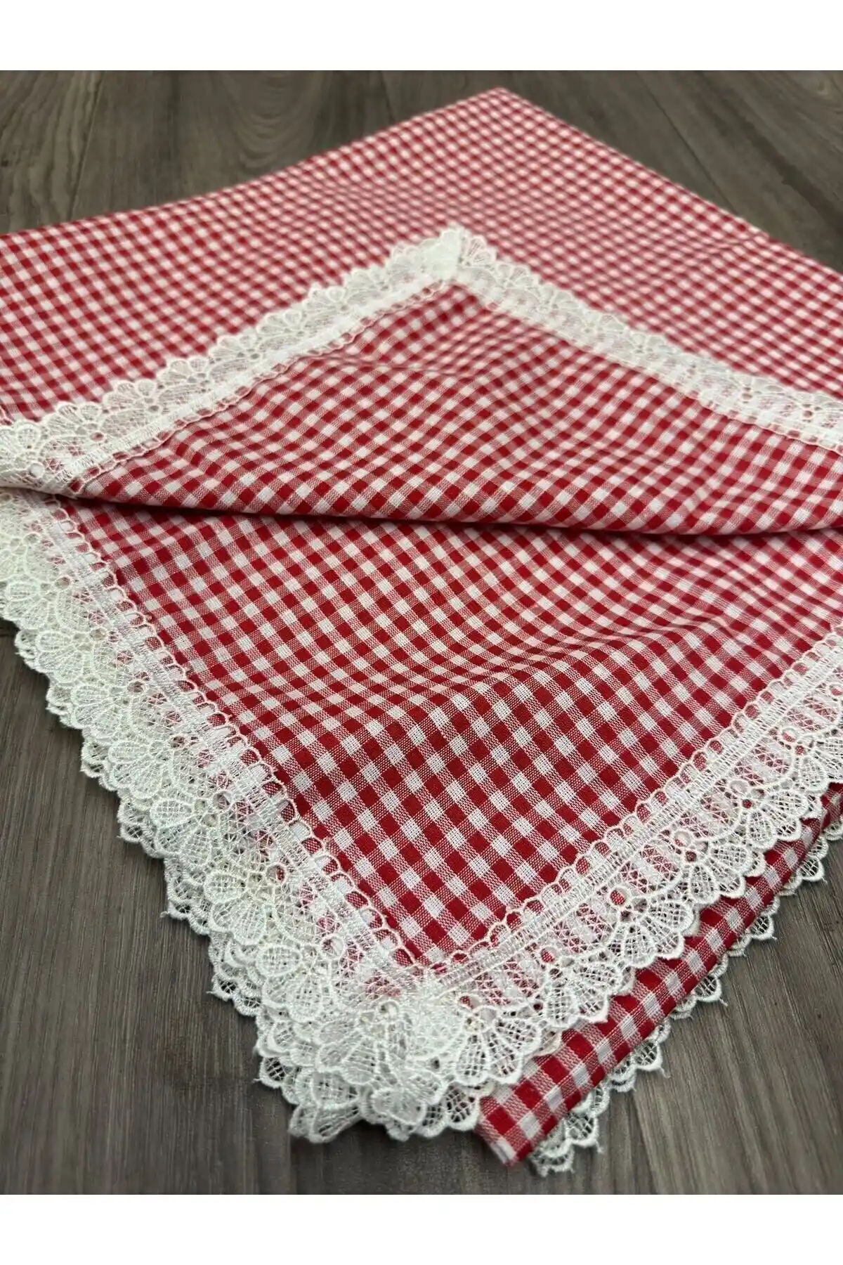 Dantelux Pitikare Fistolu 170x170 Kırmızı Masa Örtüsü Şık ve Dayanıklı Tasarım