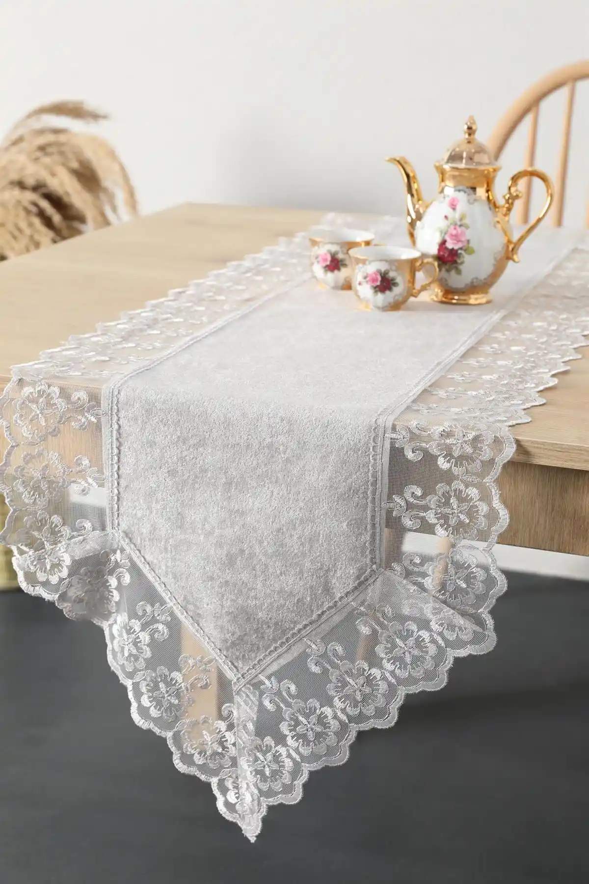 FAVORA Fatih Güpürlü Kadife Runner Gri – Şık ve Fonksiyonel Ev Dekorasyonu İçin