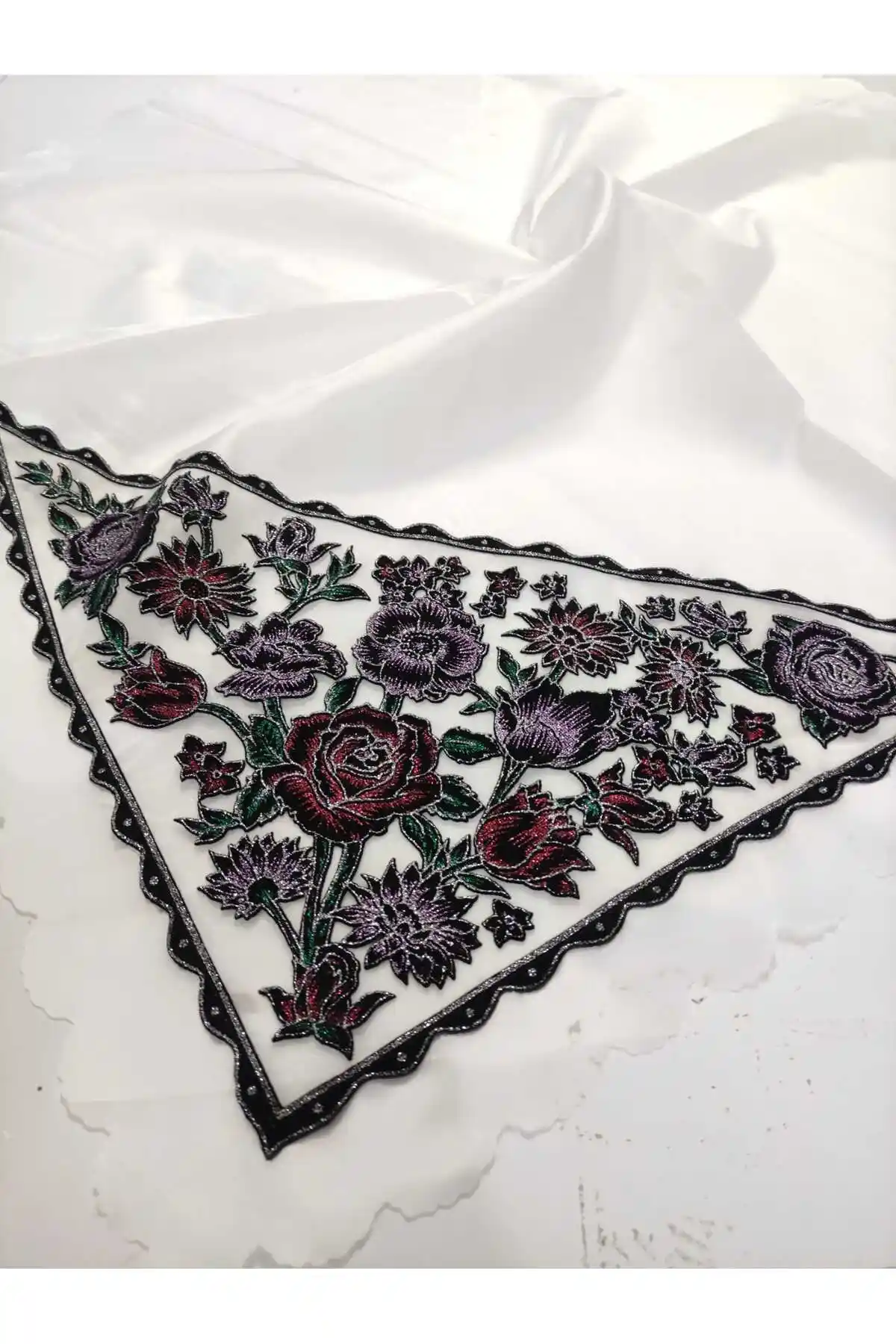 Fransız Güpürlü Saten Çeyizlik ve Nişan Bohçası Zarif Tasarımıyla Dikkat Çekiyor