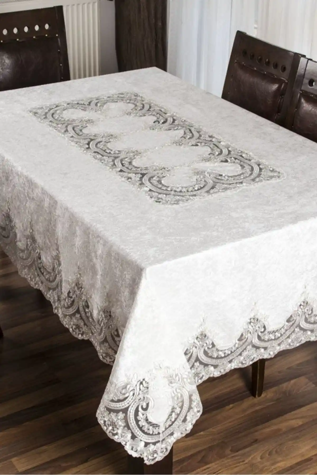 Genel Markalar Krem Kadife Masa Örtüsü: Şıklık ve Fonksiyonelliğin Modern Buluşması