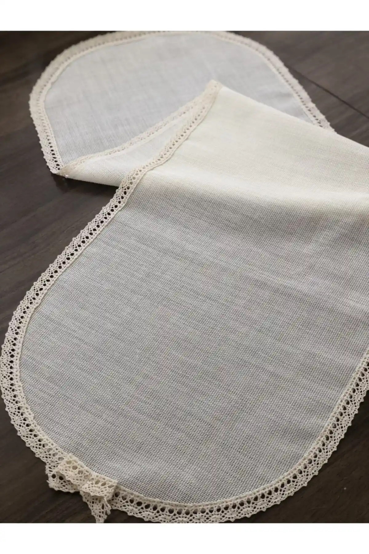 İpekçe Kanavice Linen Kumaş Dantelli Runner ile Şık ve Dayanıklı Masa Dekorasyonu