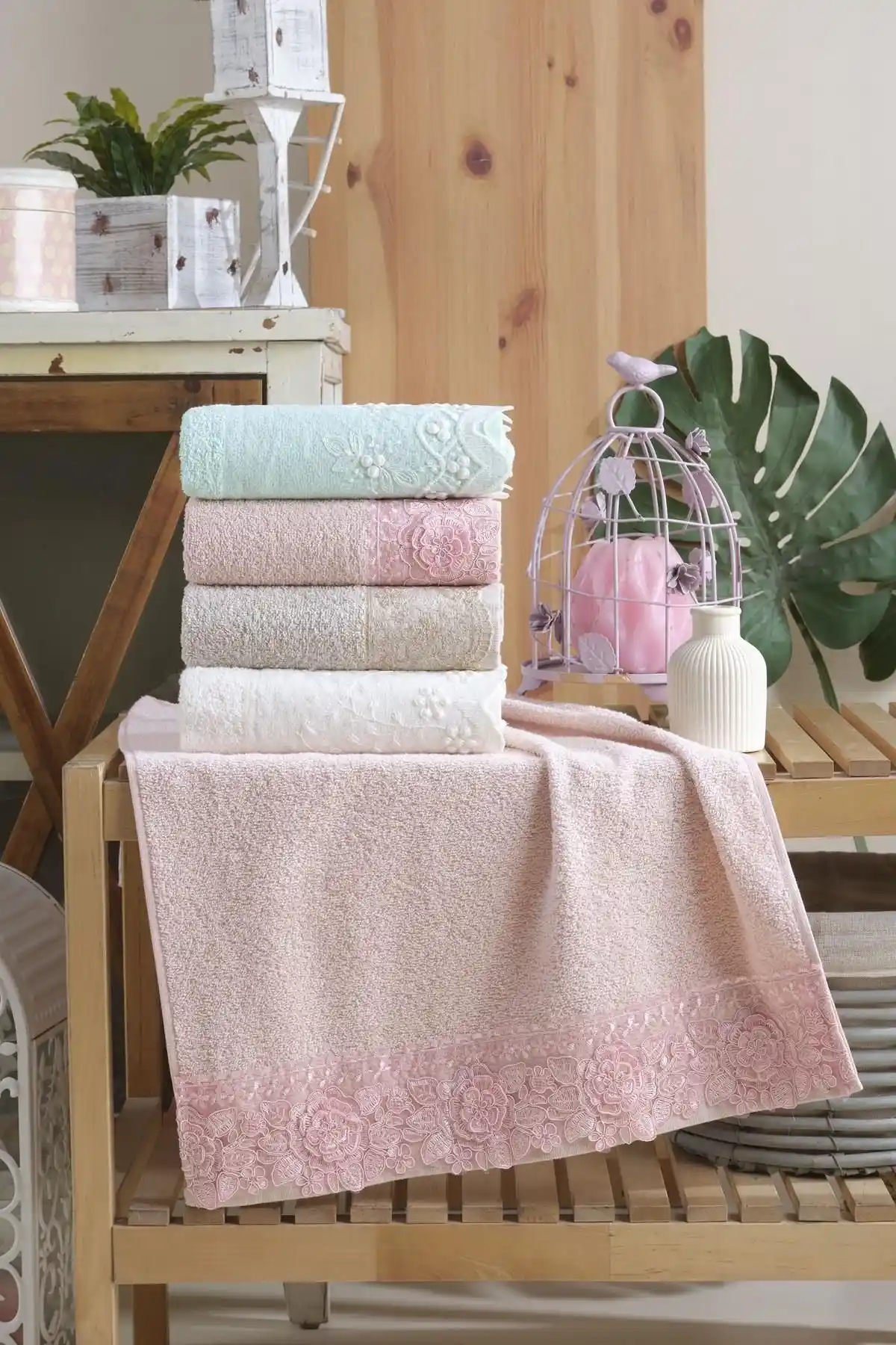 Kardelen %100 Pamuklu Güpürlü Dantelli 4'lü Havlu Seti Şıklık ve Fonksiyonellik Bir Arada