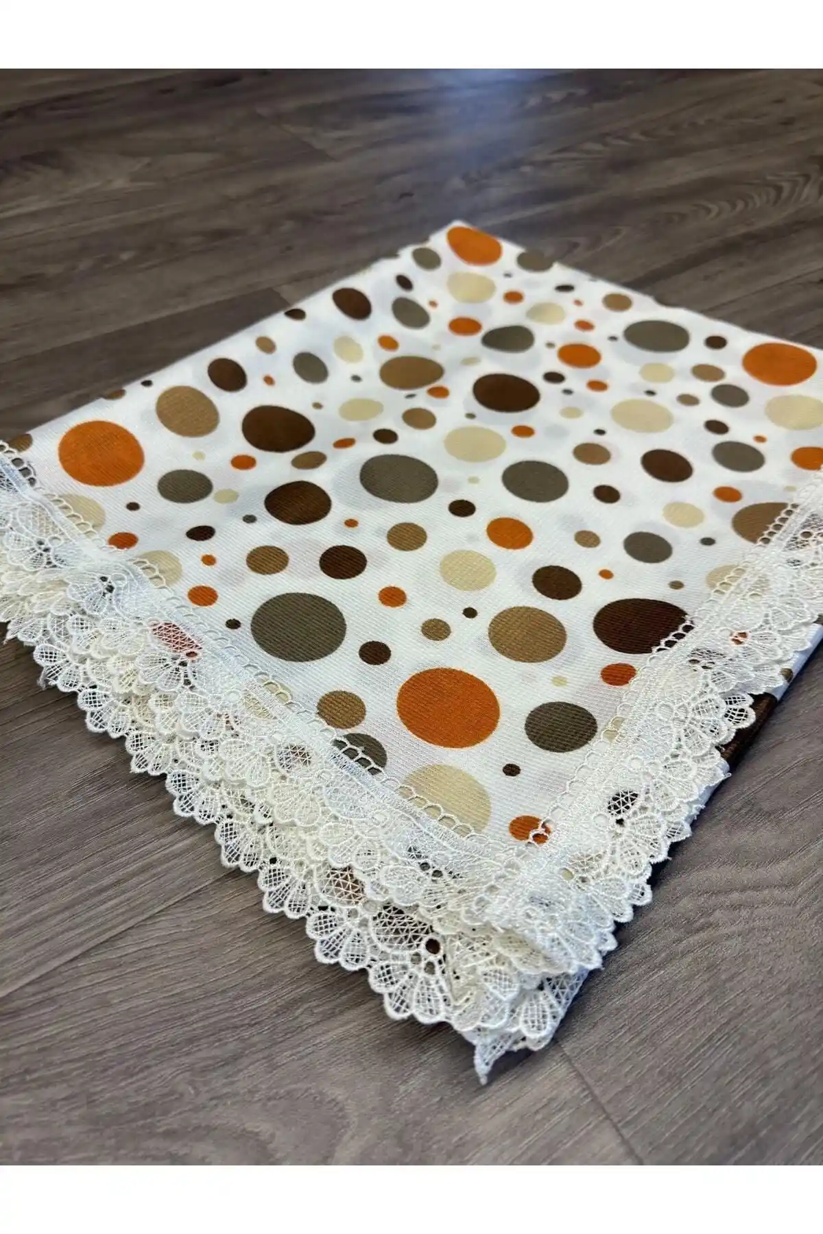 Menazzola Leke Tutmaz Puantiyeli Güpürlü Masa Örtüsü: Şık ve Pratik Kullanım İçin Uygun