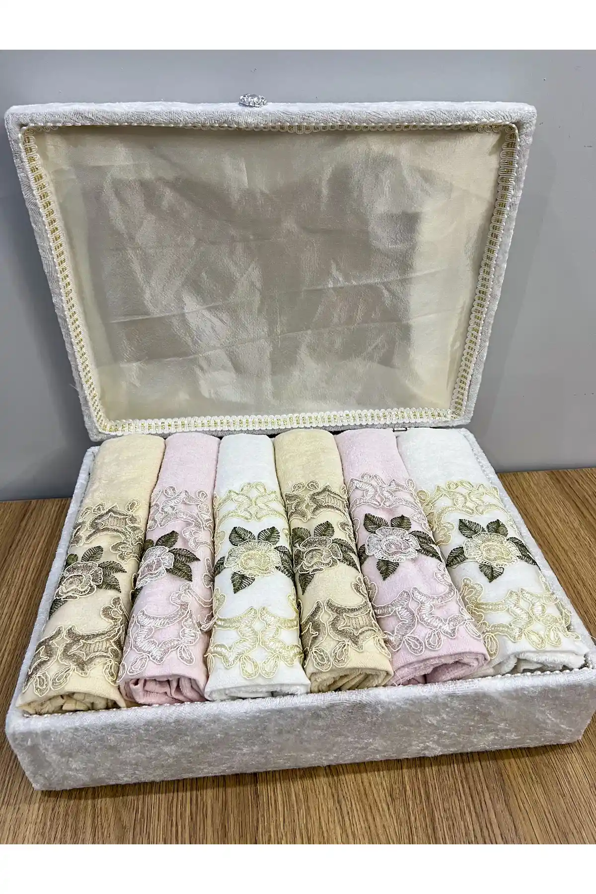 Sandıklı Güpürlü Saten İşleme Desenli Lüks Çeyizlik Havlu Seti 50x90 6'lı