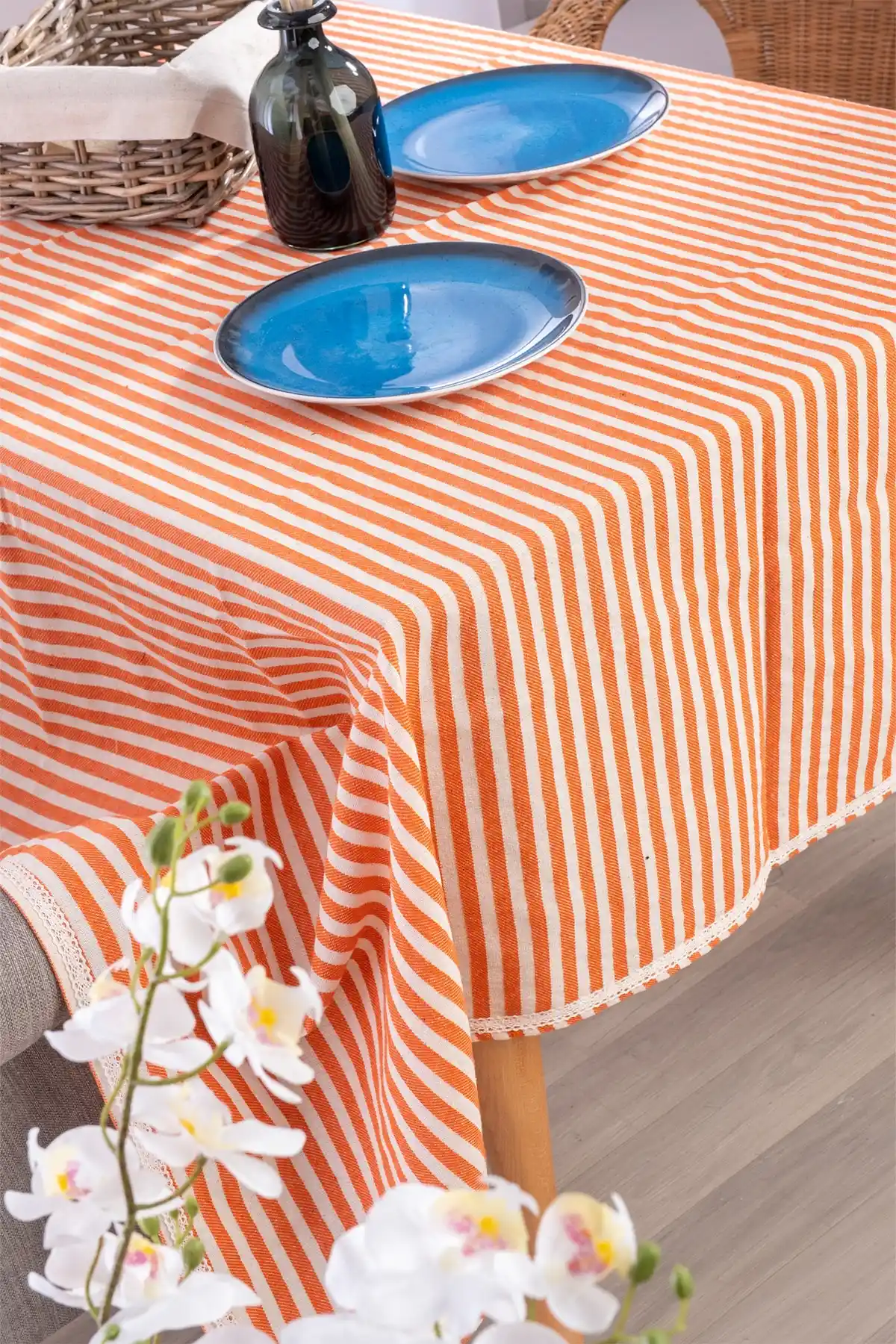 Vivamaison Koral Çizgili Keten Dantelli Masa Örtüsü: Şık ve Dayanıklı Tasarım Alternatifi