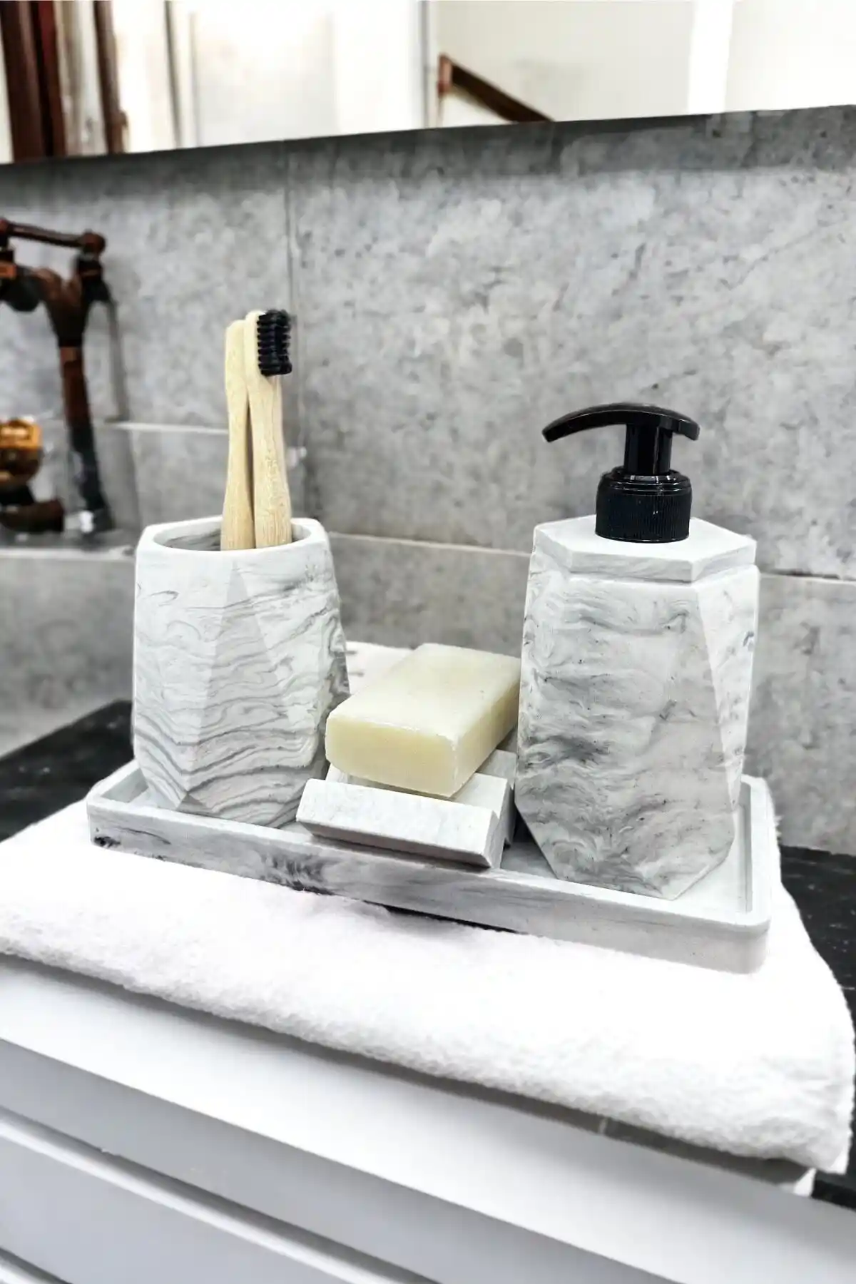 Betonmall 4 Parça Mermer Desenli Beton Banyo Seti ile Modern ve Fonksiyonel Tasarım