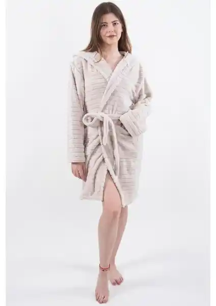 MaisonArt Comfy ve Zeynep Tekstil Penguen Nakışlı Kapşonlu Wellsoft Bornoz Karşılaştırması