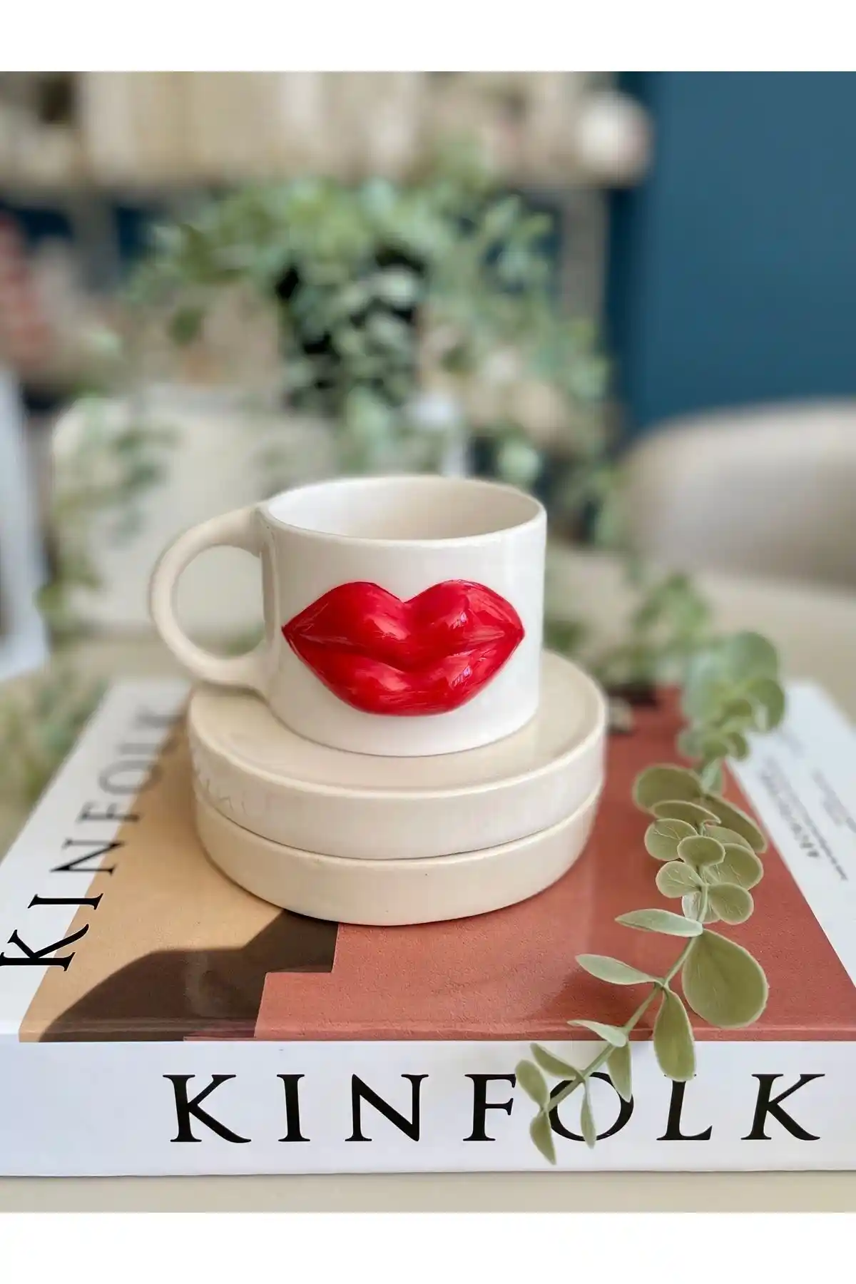 Terraco Ceramic El Yapımı Kırmızı Dudak Kupa: Estetik ve Fonksiyonel Tasarım