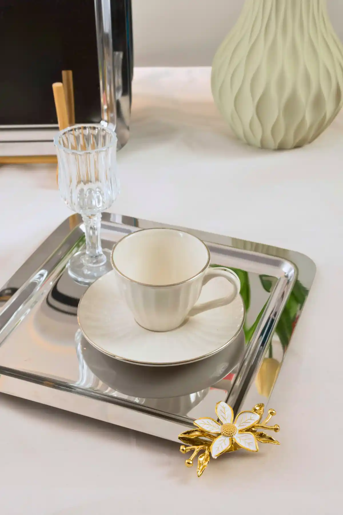 Yaren Style 6'lı Kare Paslanmaz Çelik Tepsi Seti 21x21 cm – Gold Papatya Figürlü Gümüş