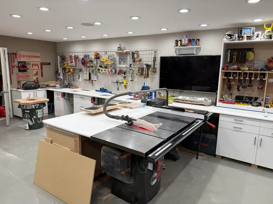 Ahşap Atölyelerinde Toz Temizliği, Router Masaları ve Aydınlatmanın İş Verimliliğine Etkisi