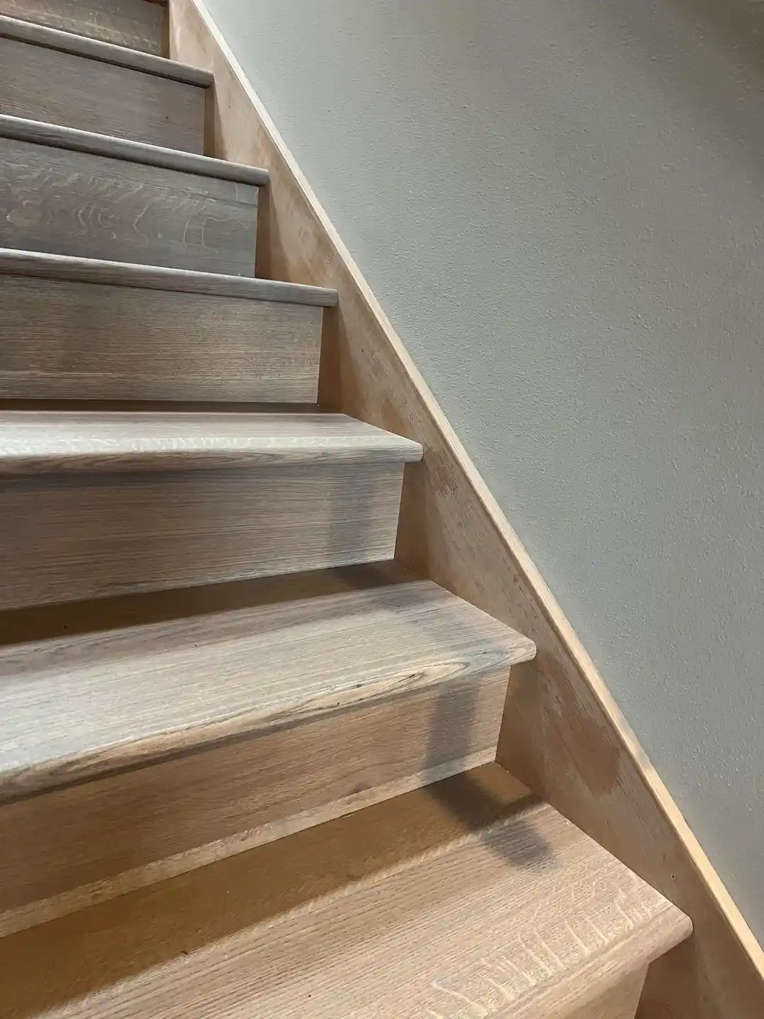 Ahşap Boyama İşlerinde Renk Eşitleme ve Yeniden Boyama Teknikleri İçin Yüzey Hazırlığı